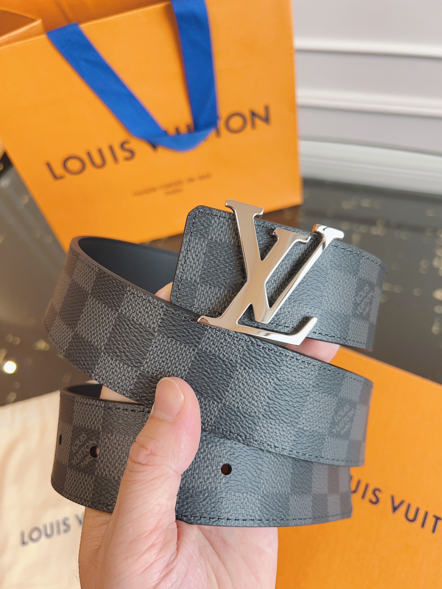  LOUlS Vuitton〖路易威登〗男士腰带 带身采用进口面料棋盘格黑色 配进口牛皮底 搭配字母扣 