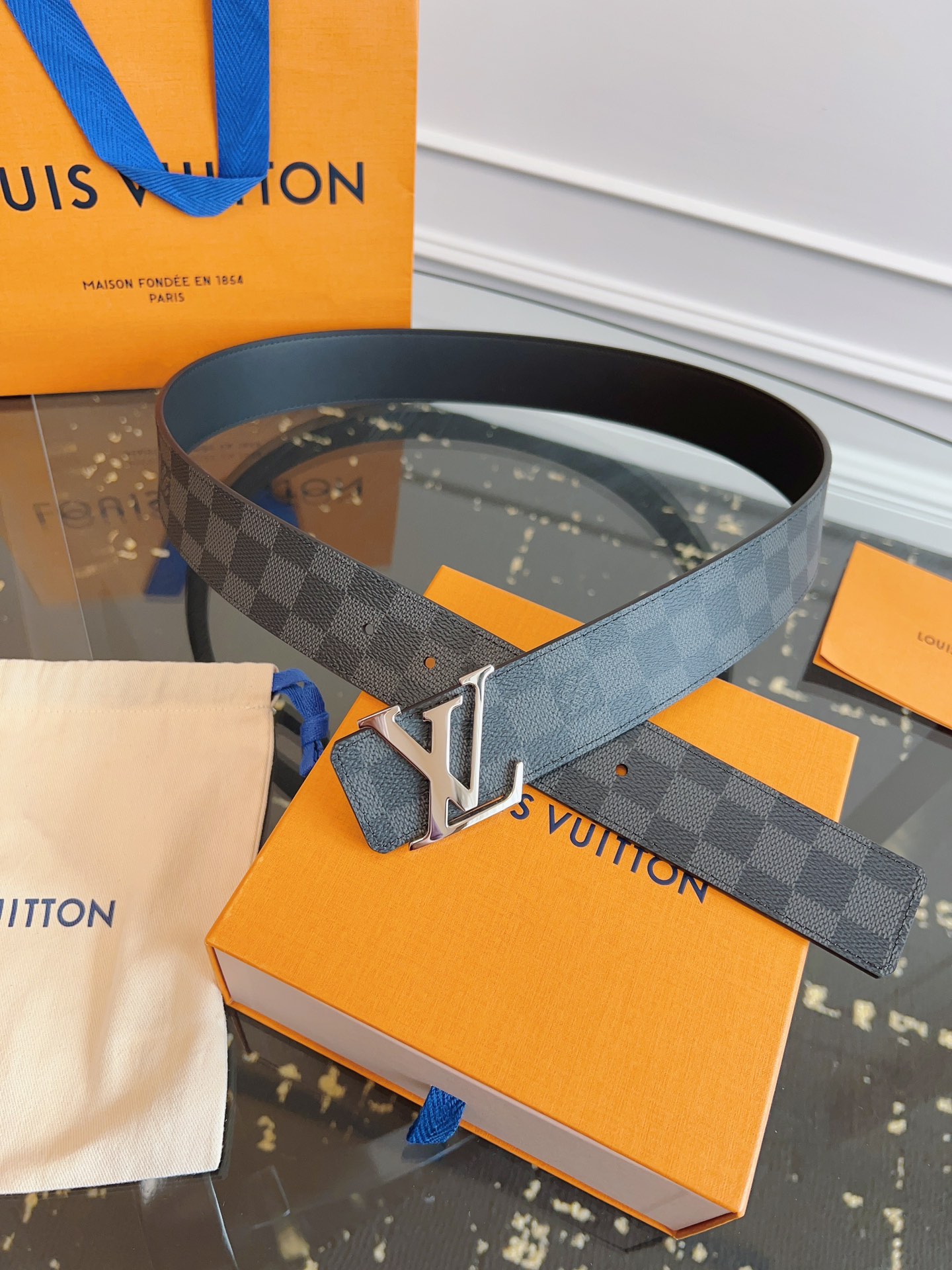  LOUlS Vuitton〖路易威登〗男士腰带 带身采用进口面料棋盘格黑色 配进口牛皮底 搭配字母扣 