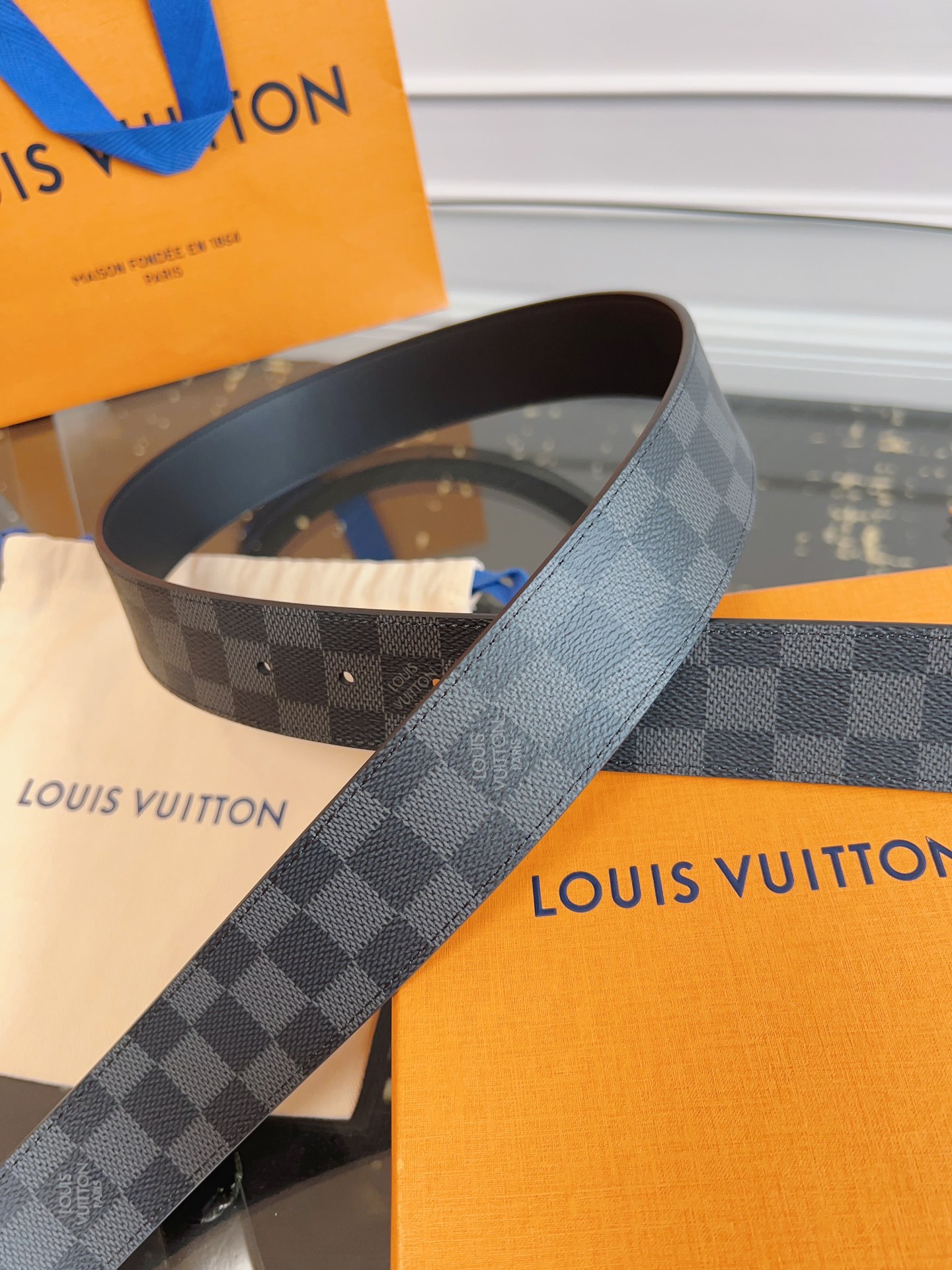  LOUlS Vuitton〖路易威登〗男士腰带 带身采用进口面料棋盘格黑色 配进口牛皮底 搭配字母扣 