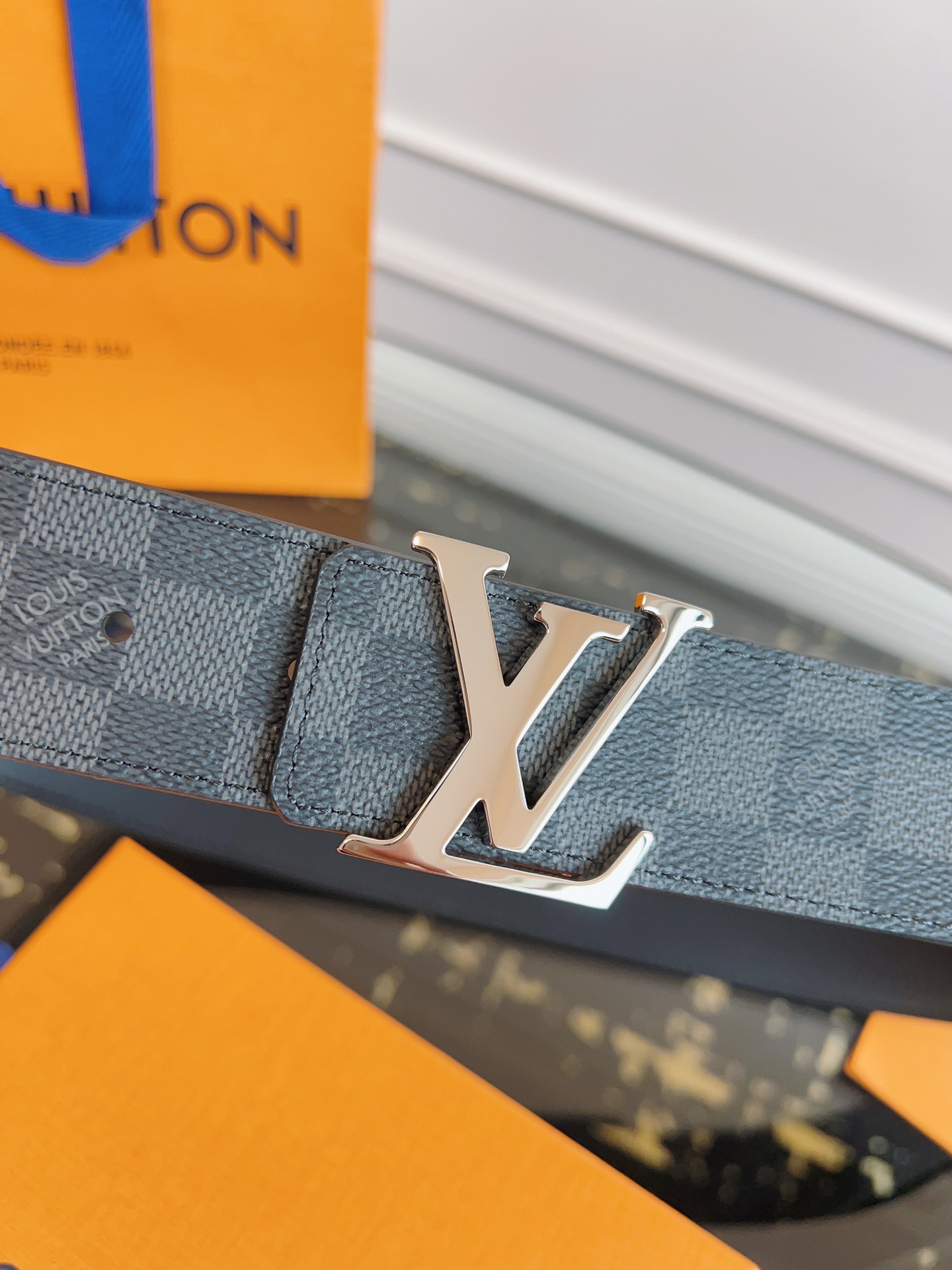  LOUlS Vuitton〖路易威登〗男士腰带 带身采用进口面料棋盘格黑色 配进口牛皮底 搭配字母扣 