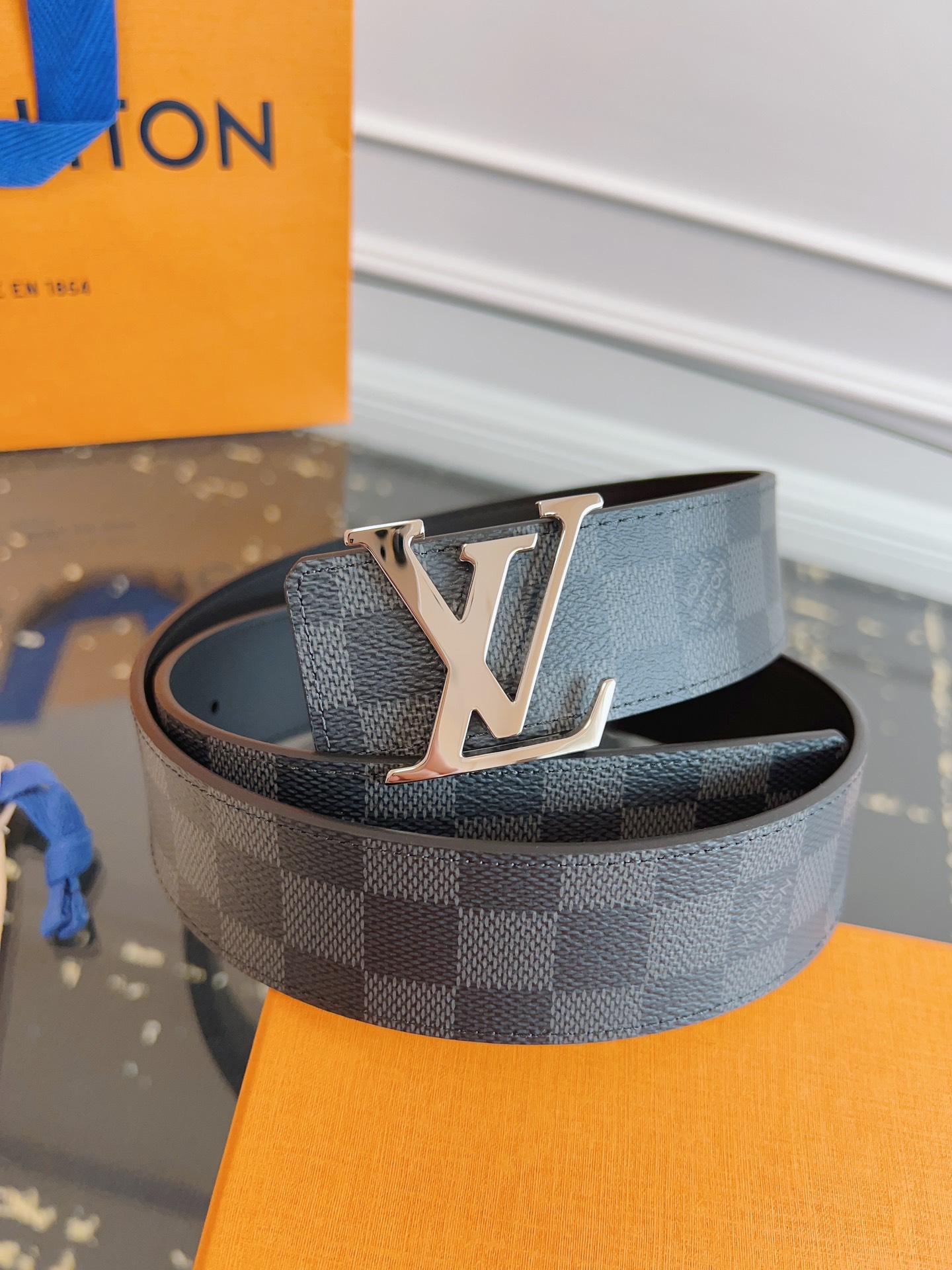  LOUlS Vuitton〖路易威登〗男士腰带 带身采用进口面料棋盘格黑色 配进口牛皮底 搭配字母扣 