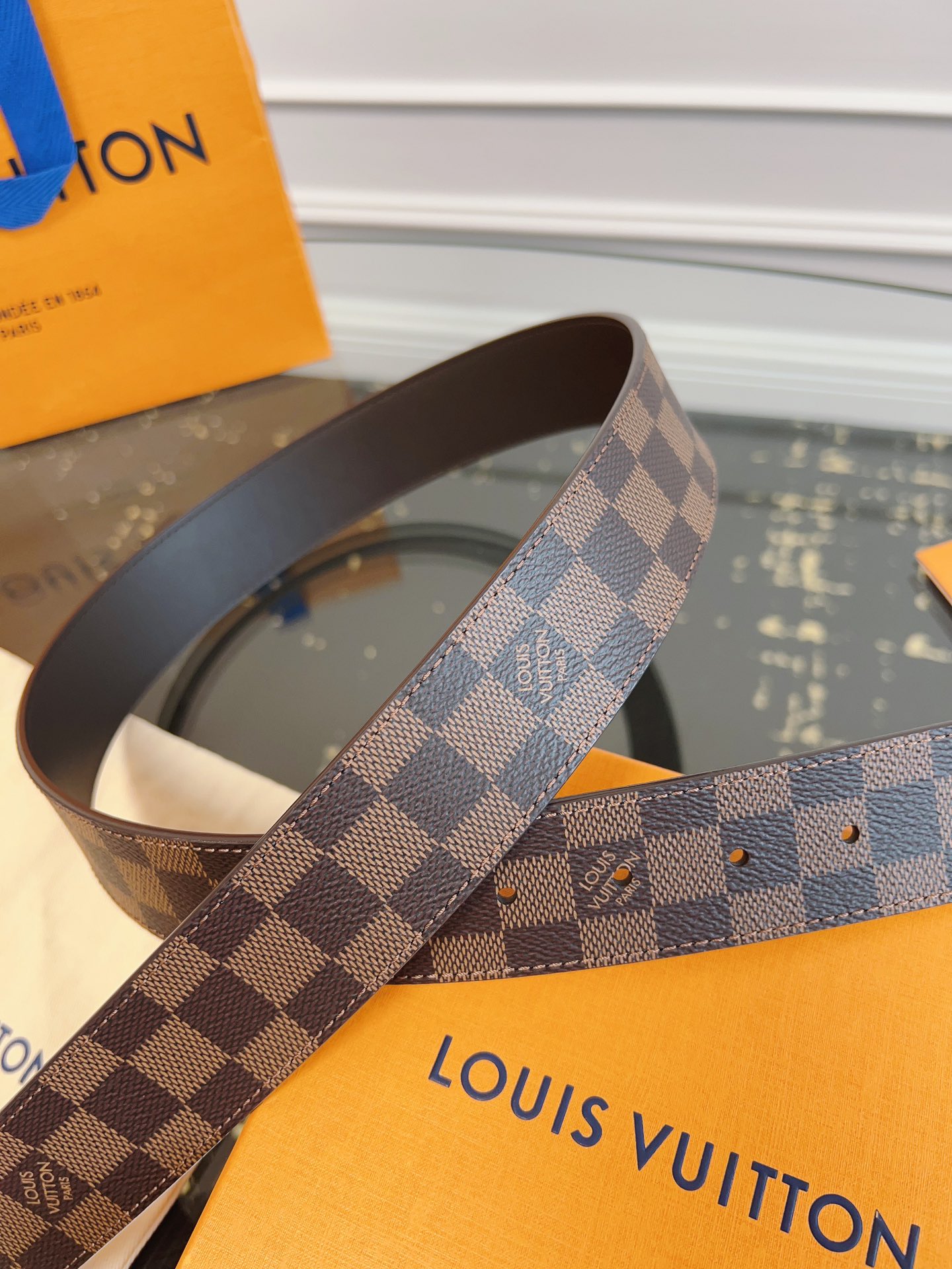   LOUlS Vuitton〖路易威登〗男士腰带 带身采用进口面料棋盘格啡色 配进口牛皮底 搭配字母扣