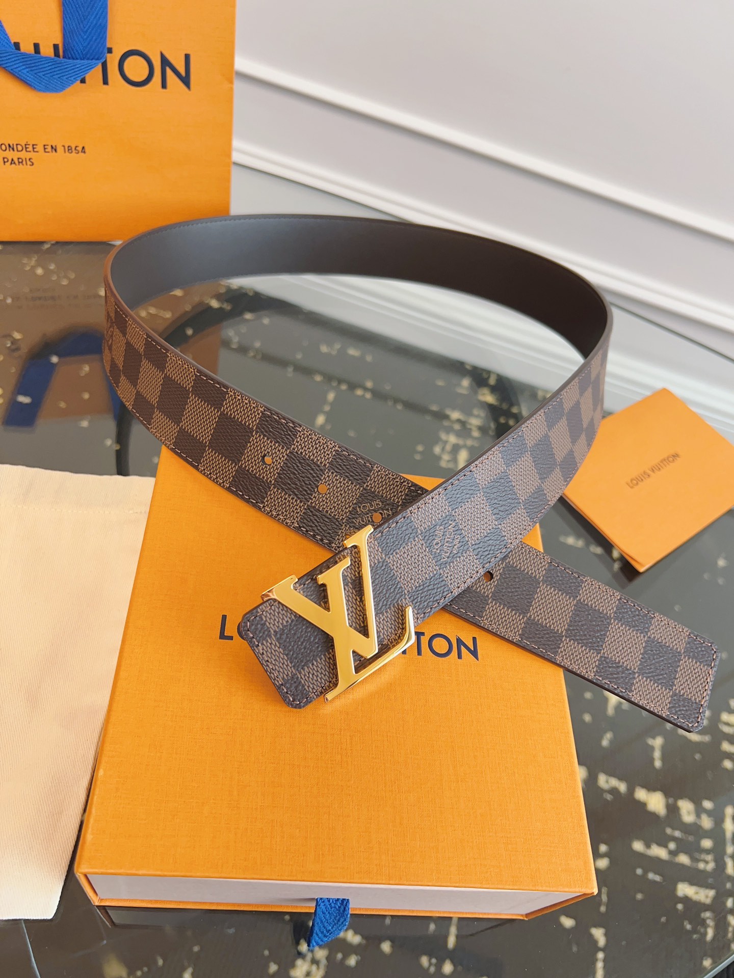   LOUlS Vuitton〖路易威登〗男士腰带 带身采用进口面料棋盘格啡色 配进口牛皮底 搭配字母扣