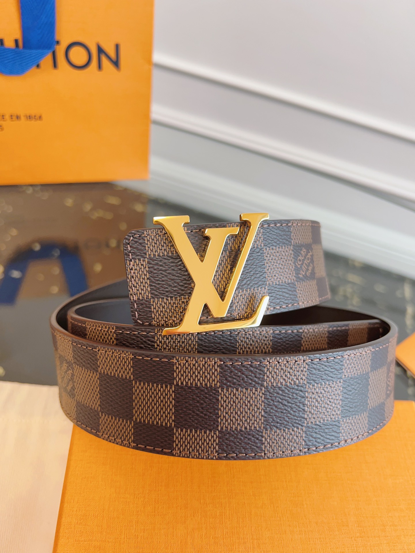   LOUlS Vuitton〖路易威登〗男士腰带 带身采用进口面料棋盘格啡色 配进口牛皮底 搭配字母扣