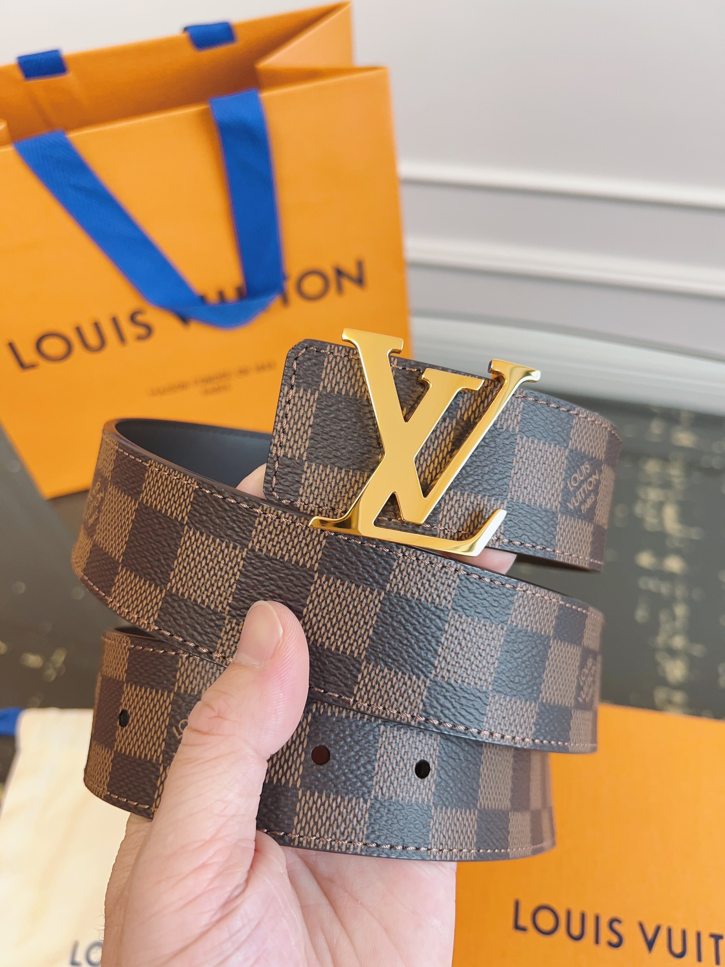   LOUlS Vuitton〖路易威登〗男士腰带 带身采用进口面料棋盘格啡色 配进口牛皮底 搭配字母扣