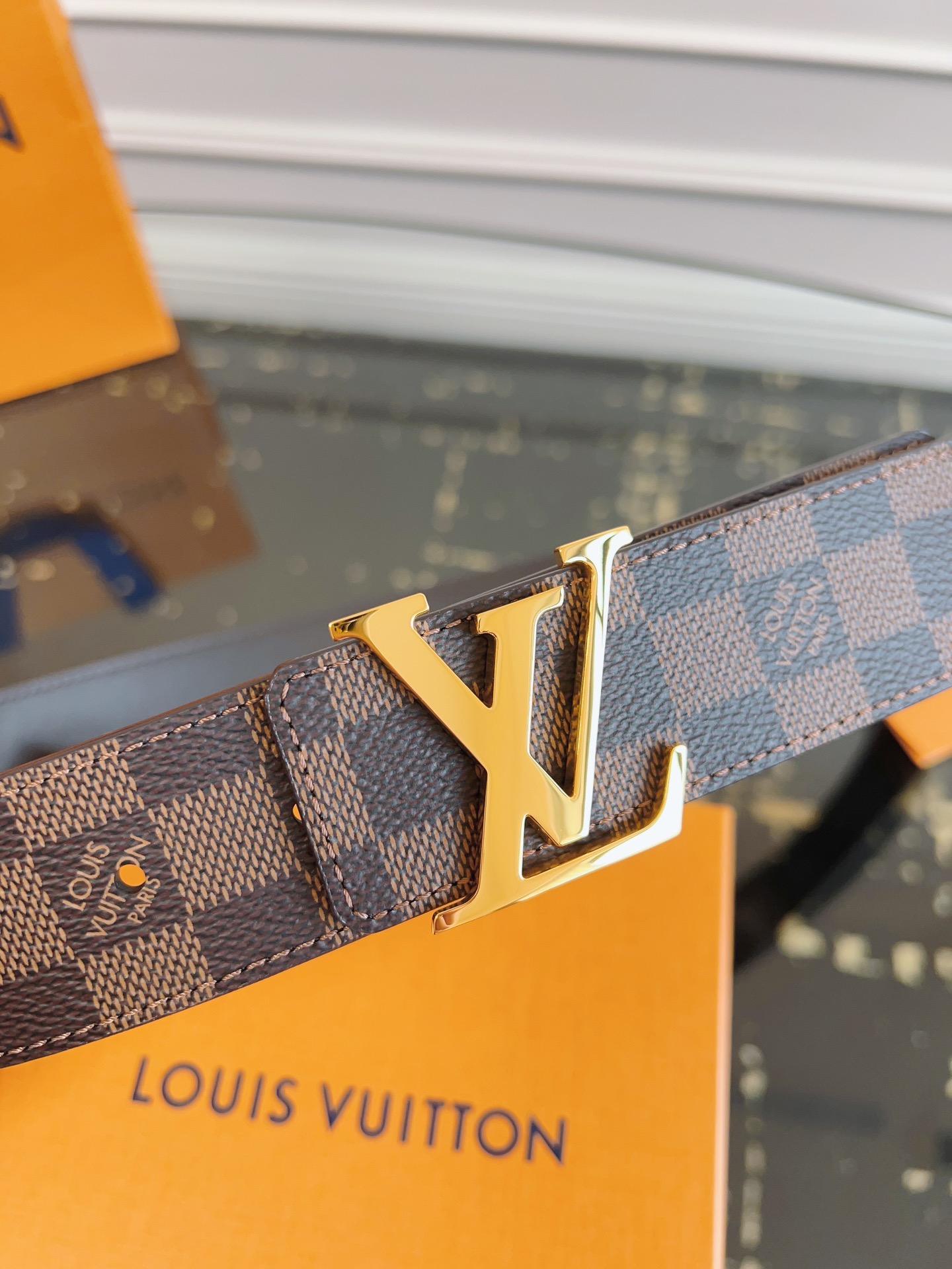   LOUlS Vuitton〖路易威登〗男士腰带 带身采用进口面料棋盘格啡色 配进口牛皮底 搭配字母扣