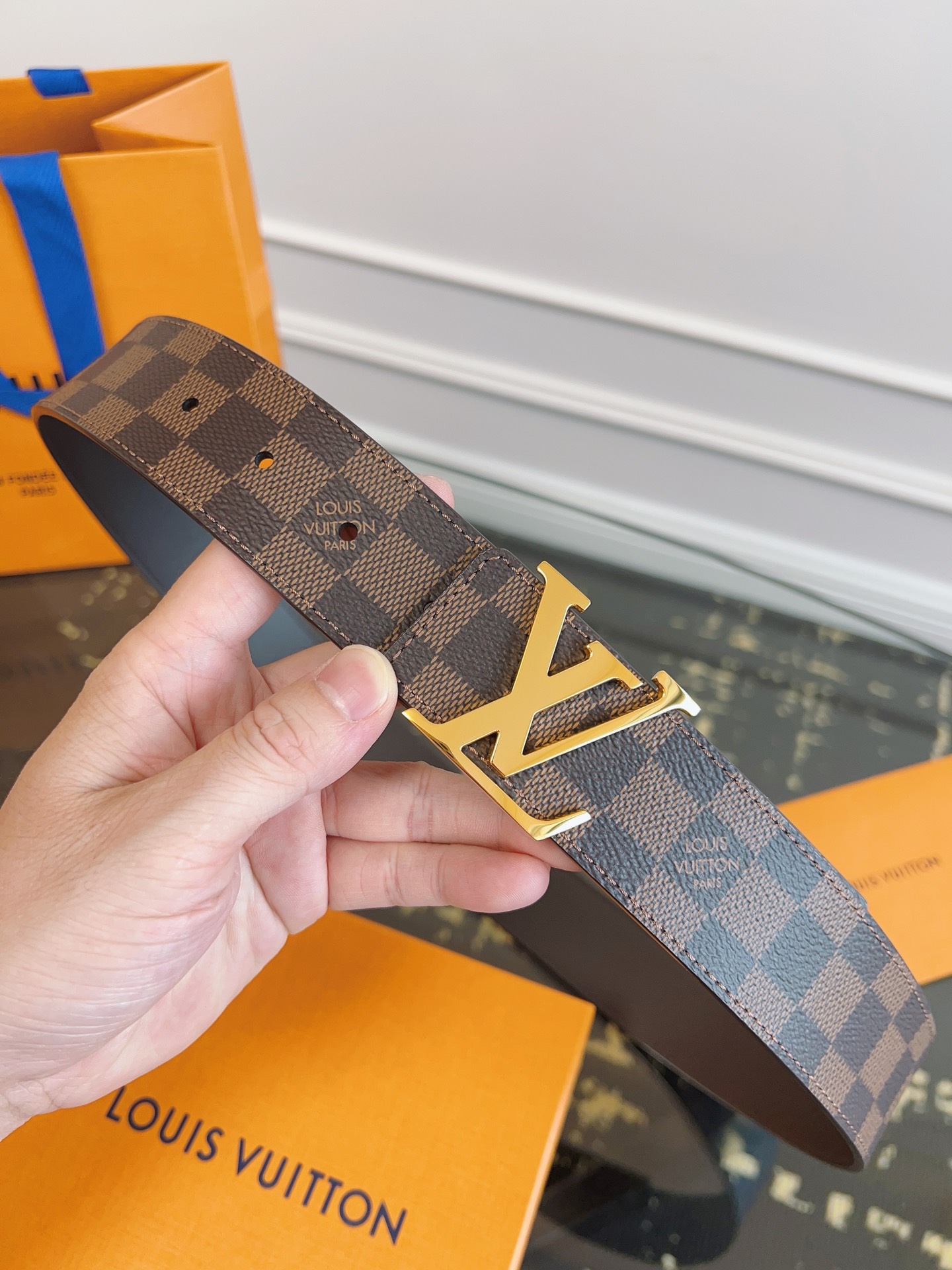   LOUlS Vuitton〖路易威登〗男士腰带 带身采用进口面料棋盘格啡色 配进口牛皮底 搭配字母扣