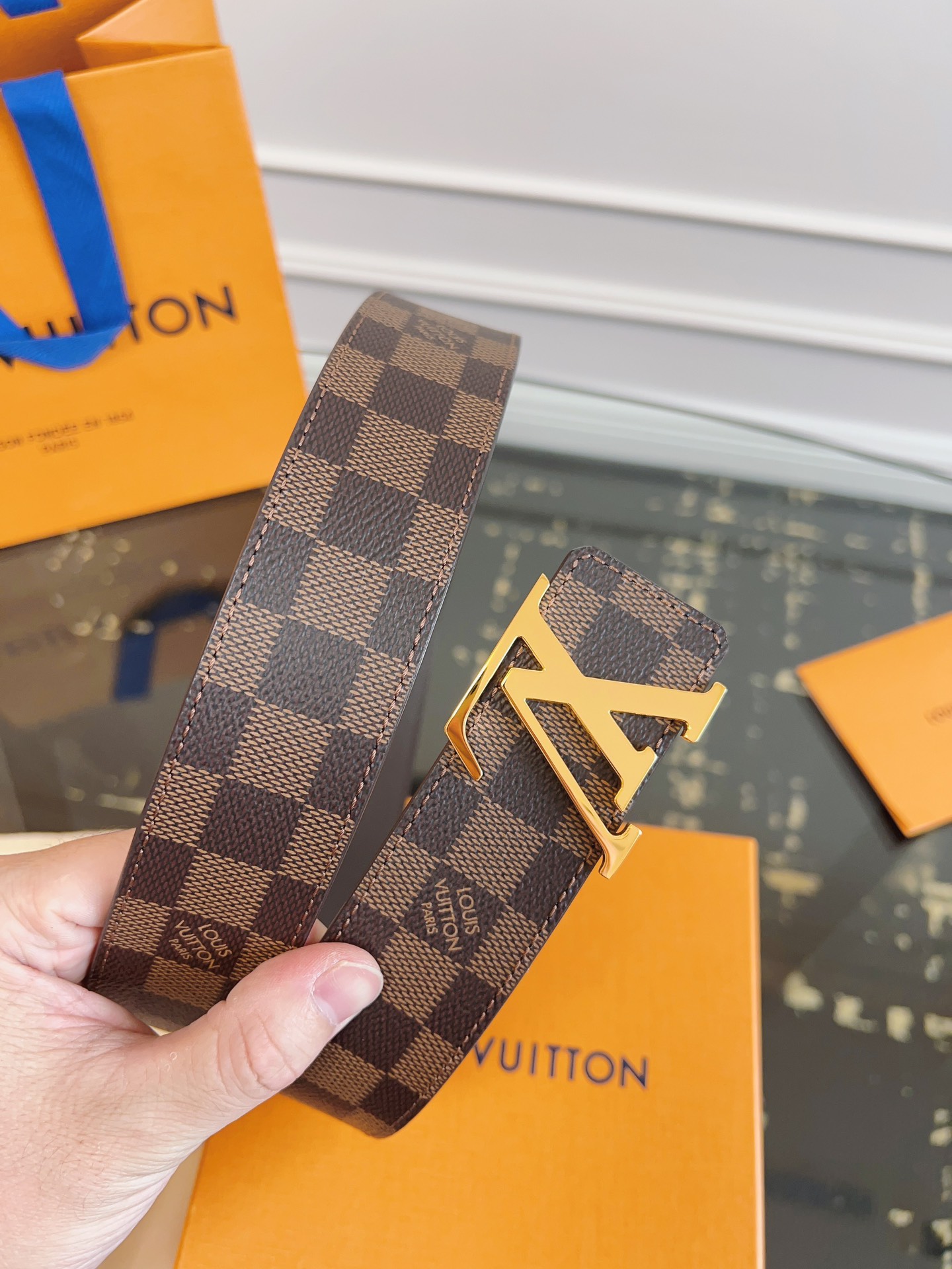   LOUlS Vuitton〖路易威登〗男士腰带 带身采用进口面料棋盘格啡色 配进口牛皮底 搭配字母扣