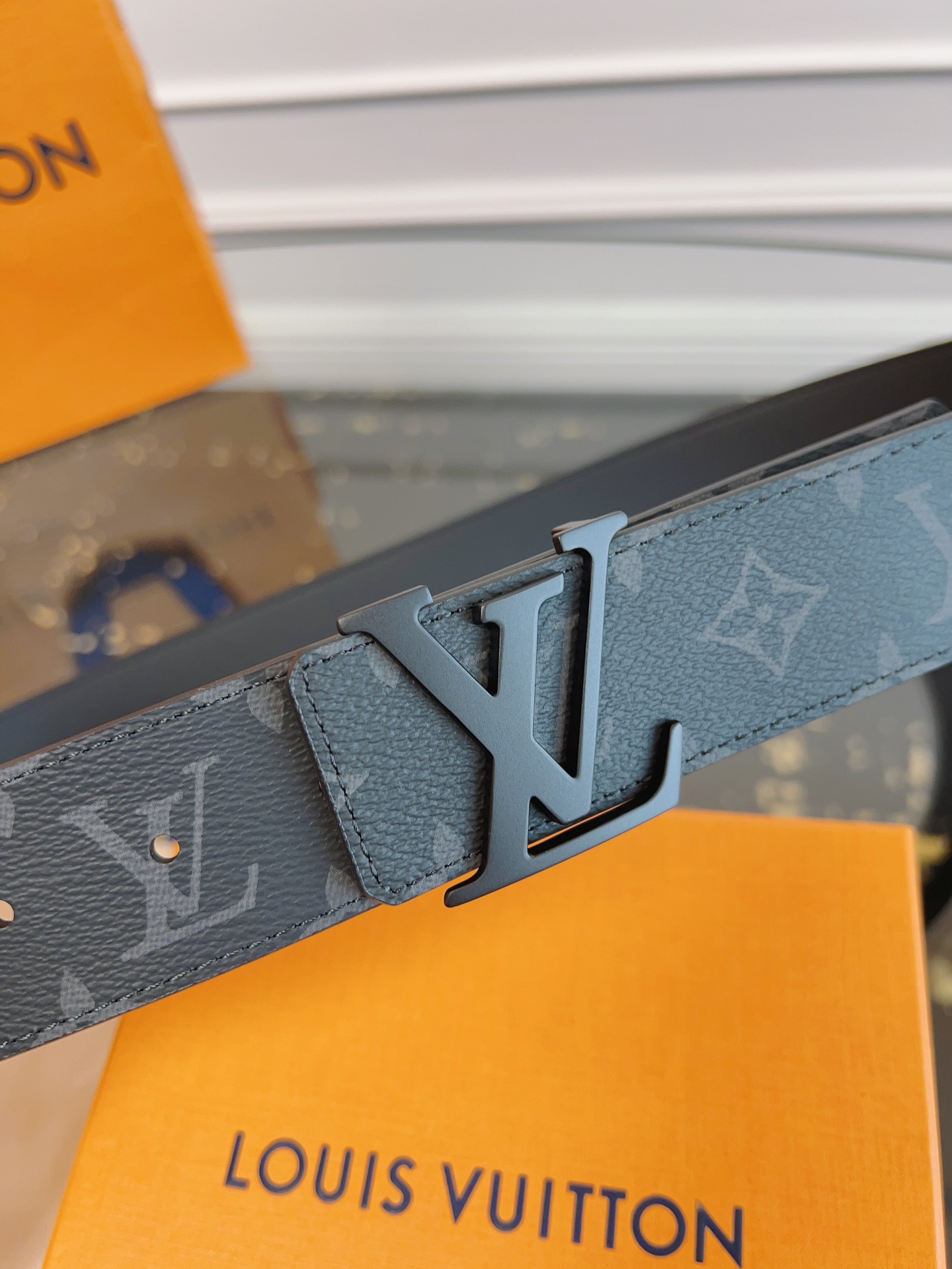   LOUlS Vuitton〖路易威登〗男士腰带 带身采用进口面料老花黑色 配进口牛皮底 搭配字母扣 