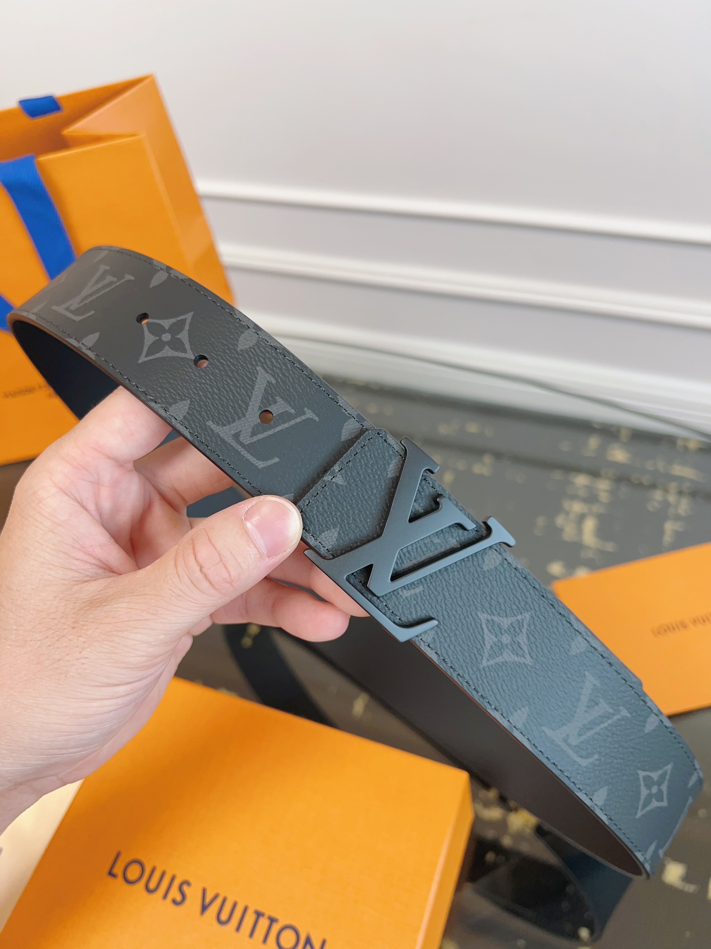   LOUlS Vuitton〖路易威登〗男士腰带 带身采用进口面料老花黑色 配进口牛皮底 搭配字母扣 