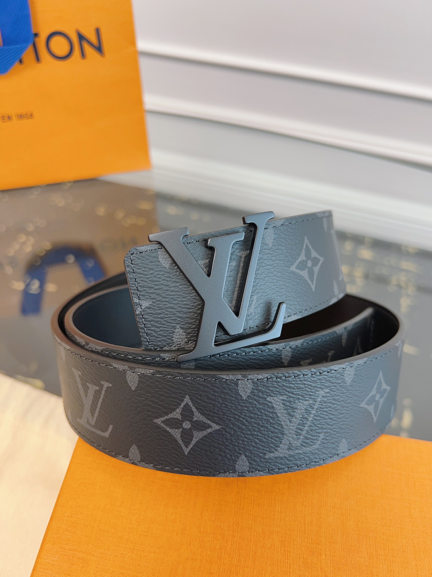   LOUlS Vuitton〖路易威登〗男士腰带 带身采用进口面料老花黑色 配进口牛皮底 搭配字母扣 
