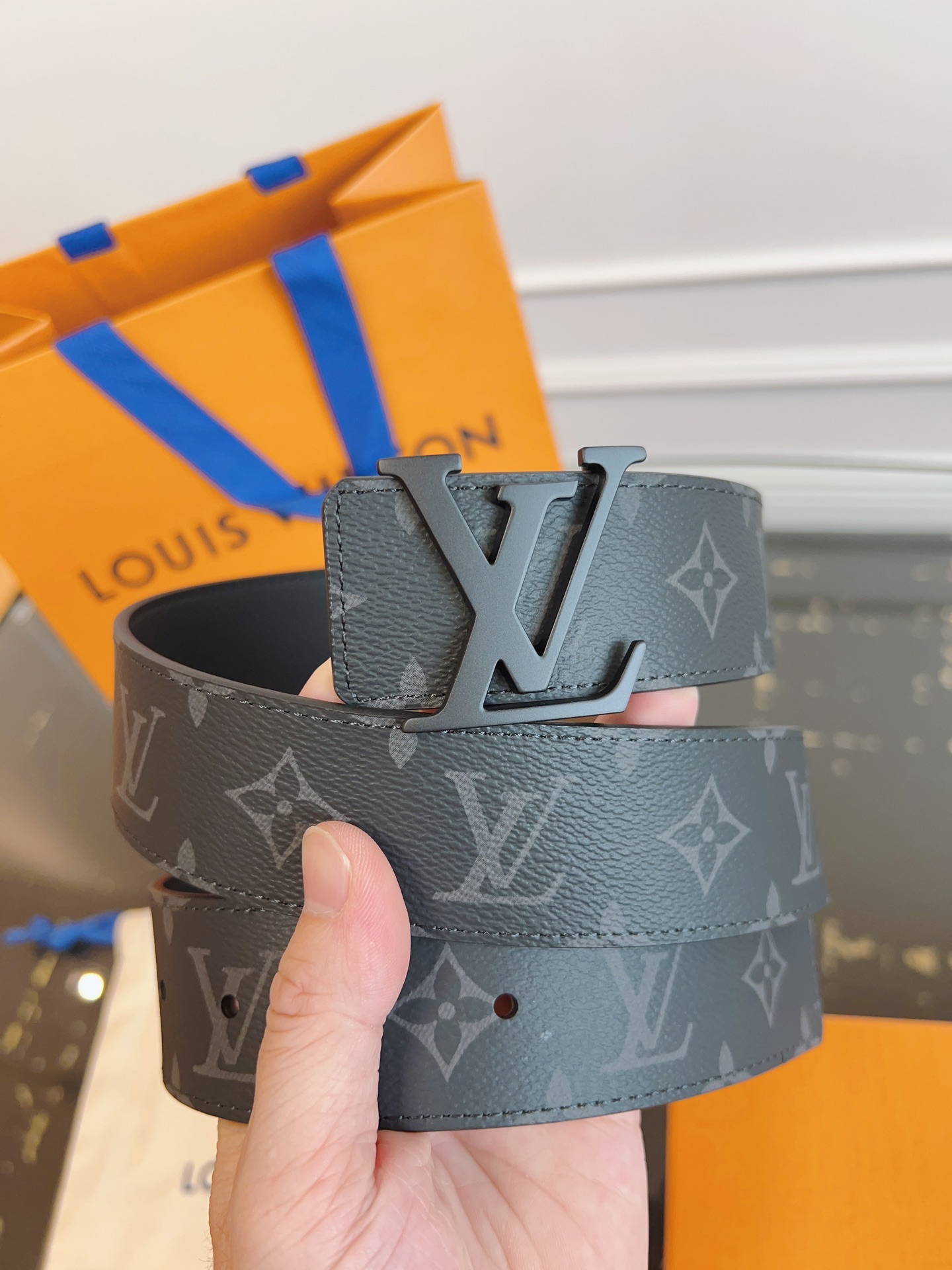  LOUlS Vuitton〖路易威登〗男士腰带 带身采用进口面料老花黑色 配进口牛皮底 搭配字母扣 