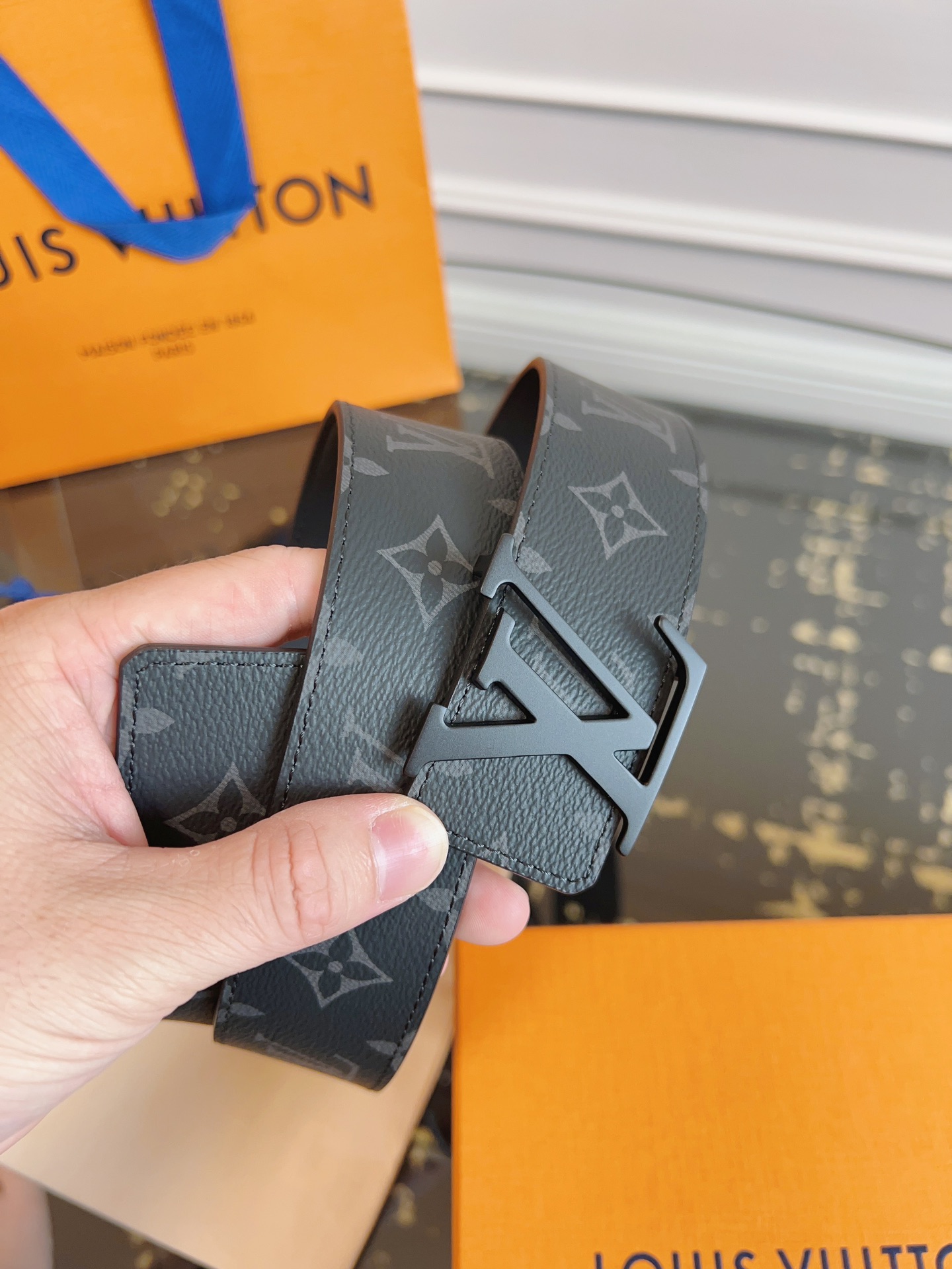   LOUlS Vuitton〖路易威登〗男士腰带 带身采用进口面料老花黑色 配进口牛皮底 搭配字母扣 