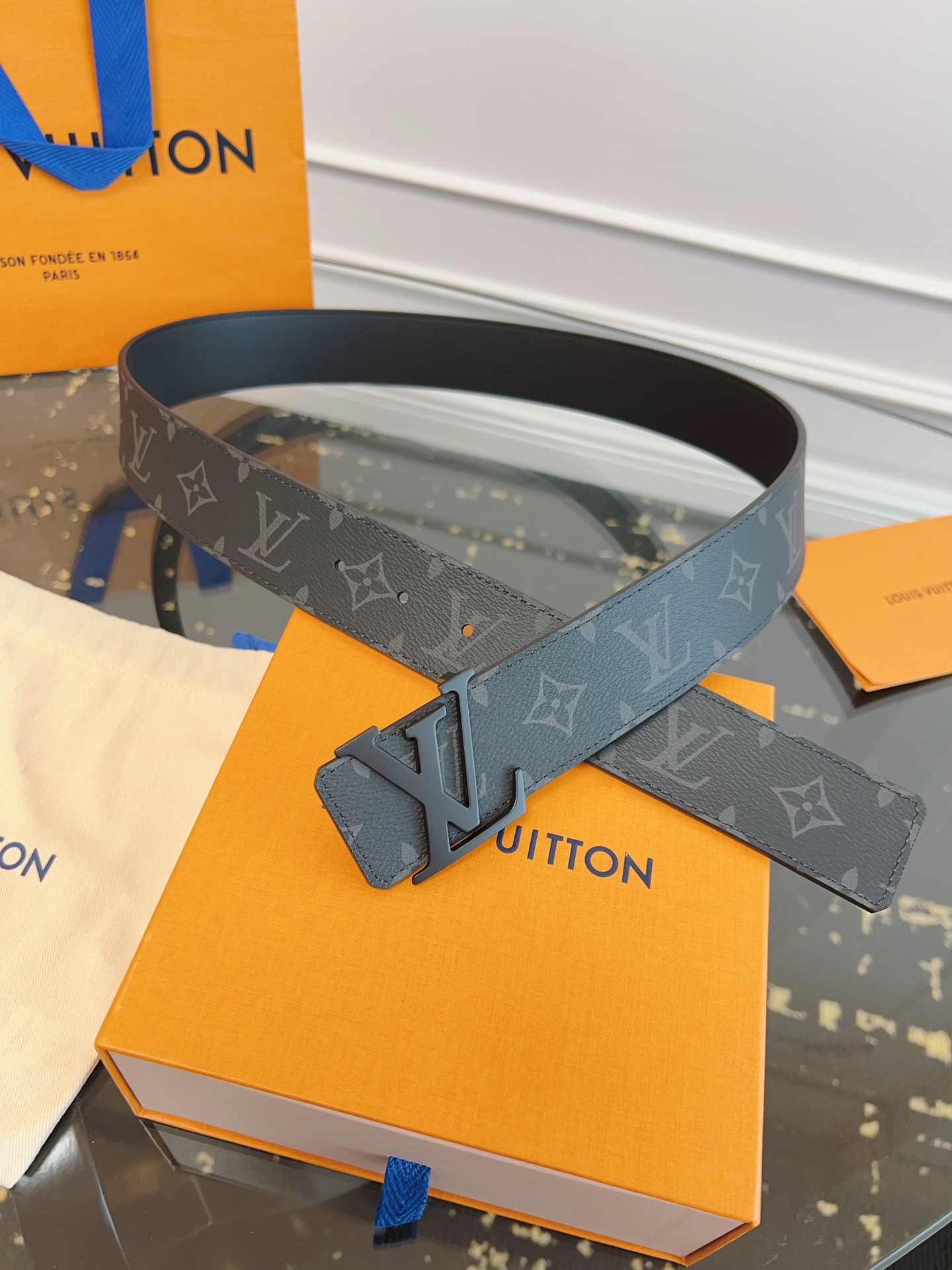   LOUlS Vuitton〖路易威登〗男士腰带 带身采用进口面料老花黑色 配进口牛皮底 搭配字母扣 
