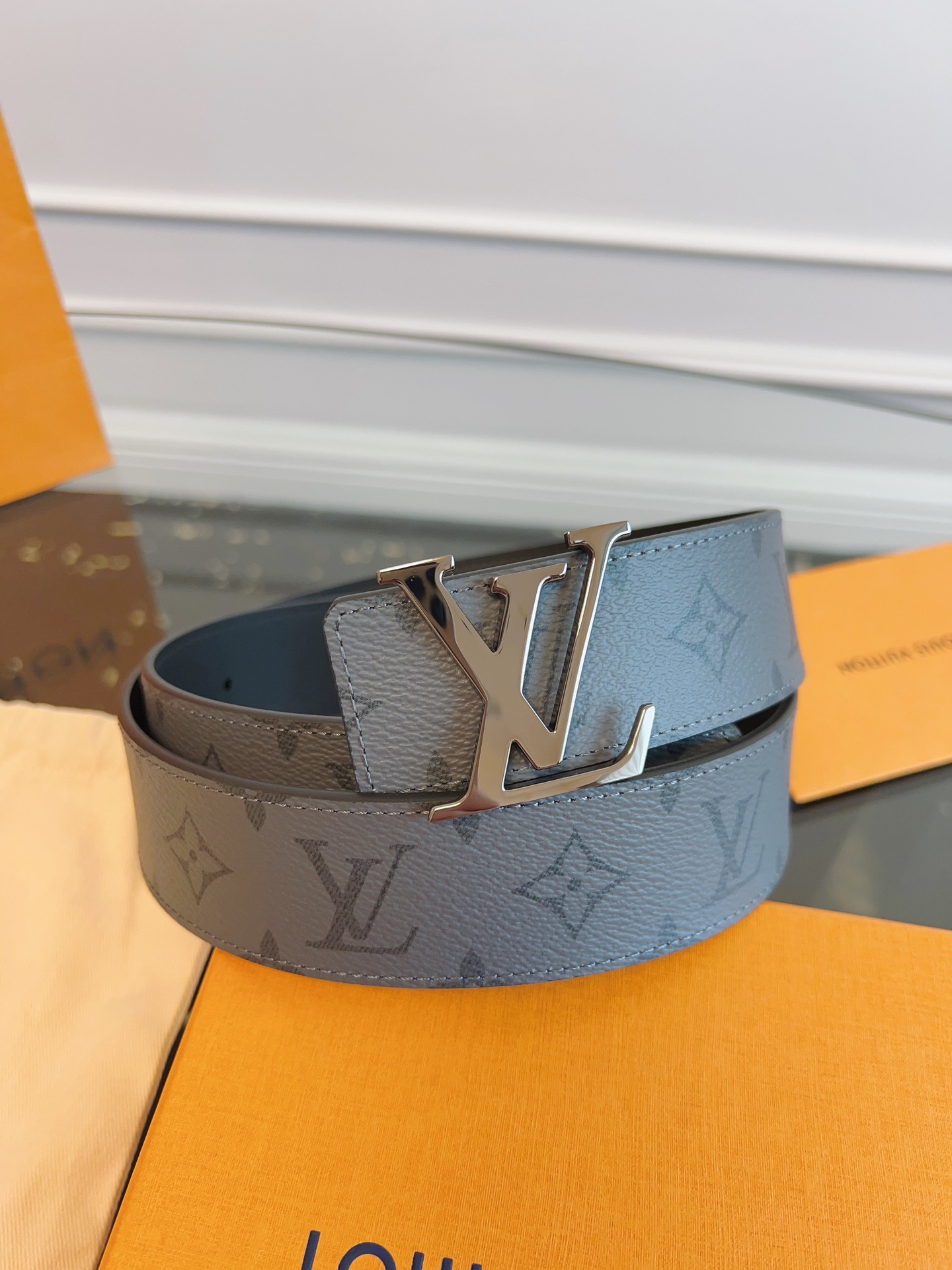   LOUlS Vuitton〖路易威登〗男士腰带 带身采用进口面料老花灰色 配进口牛皮底 搭配字母扣 
