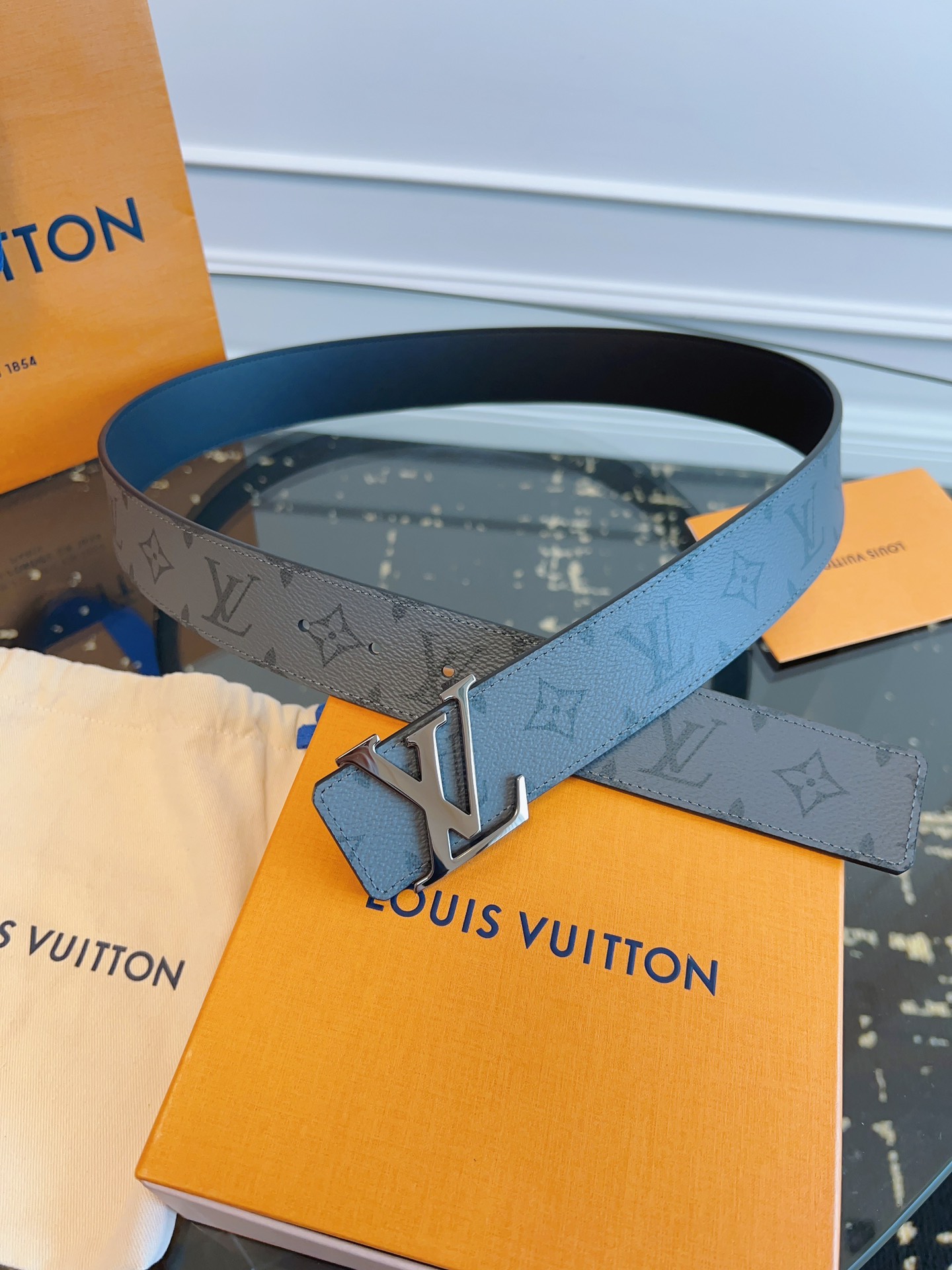   LOUlS Vuitton〖路易威登〗男士腰带 带身采用进口面料老花灰色 配进口牛皮底 搭配字母扣 