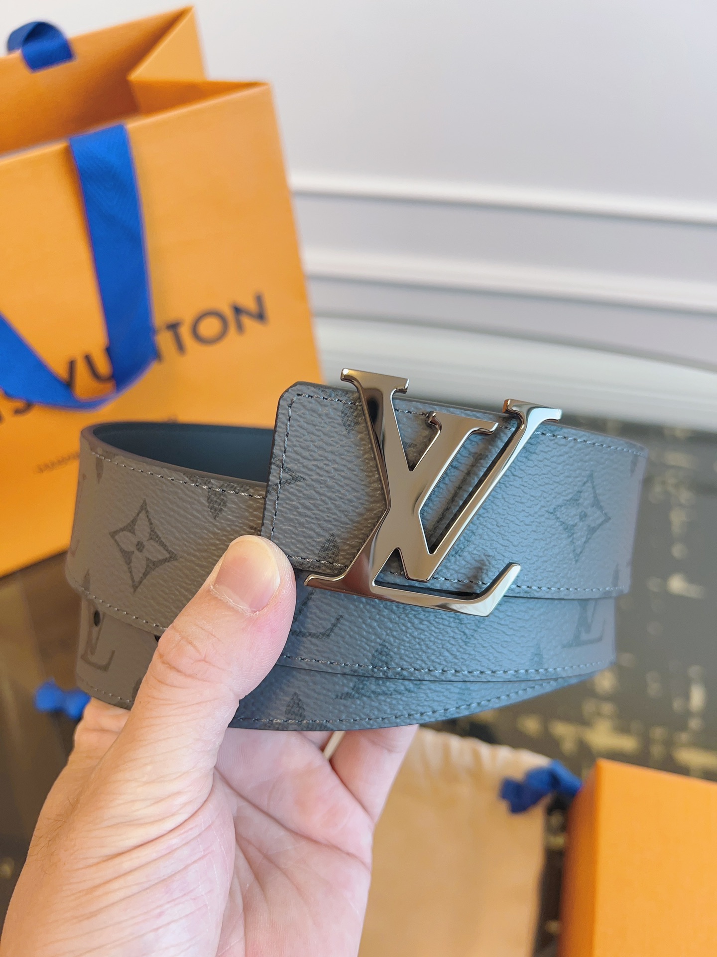   LOUlS Vuitton〖路易威登〗男士腰带 带身采用进口面料老花灰色 配进口牛皮底 搭配字母扣 