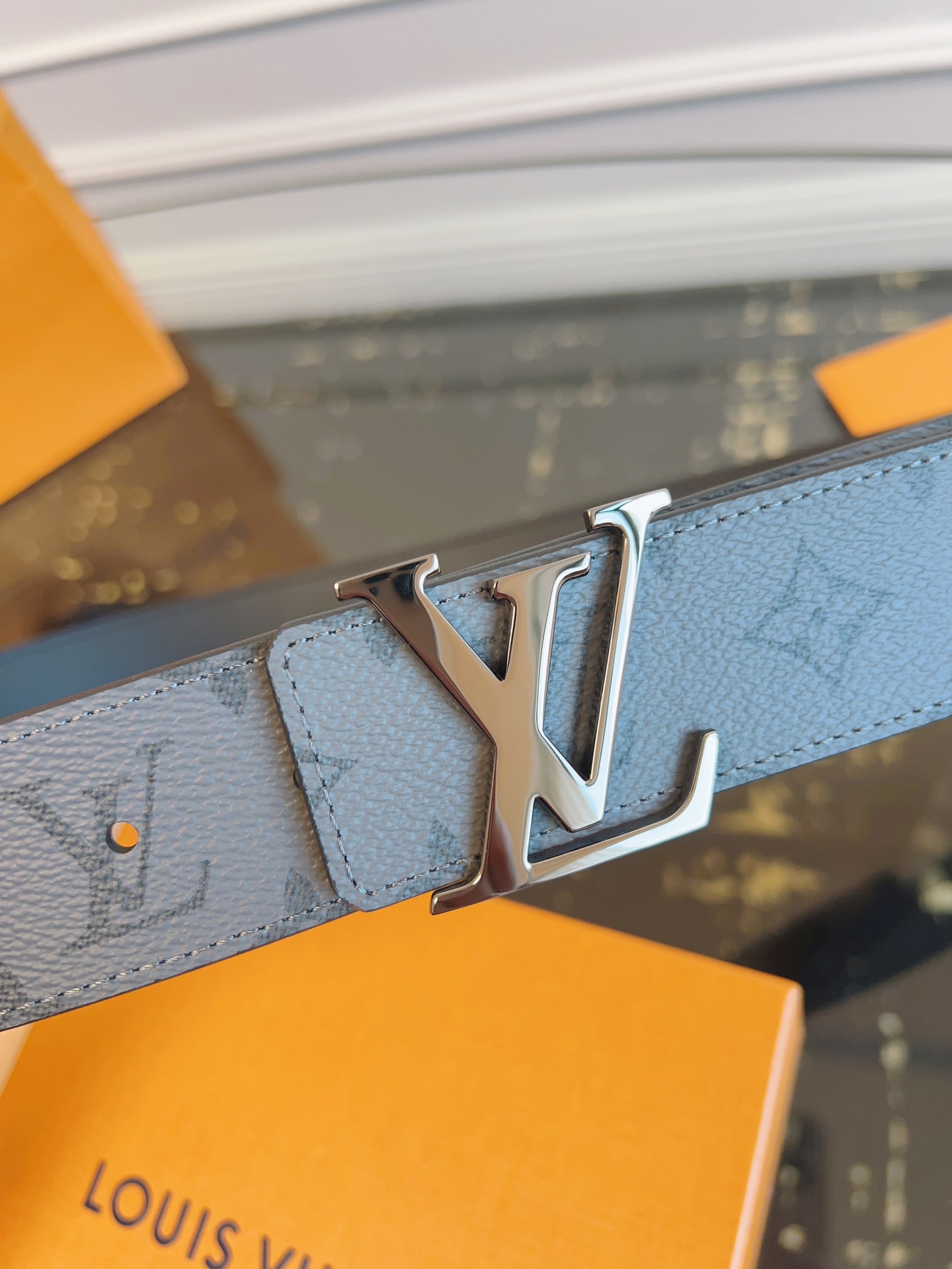   LOUlS Vuitton〖路易威登〗男士腰带 带身采用进口面料老花灰色 配进口牛皮底 搭配字母扣 