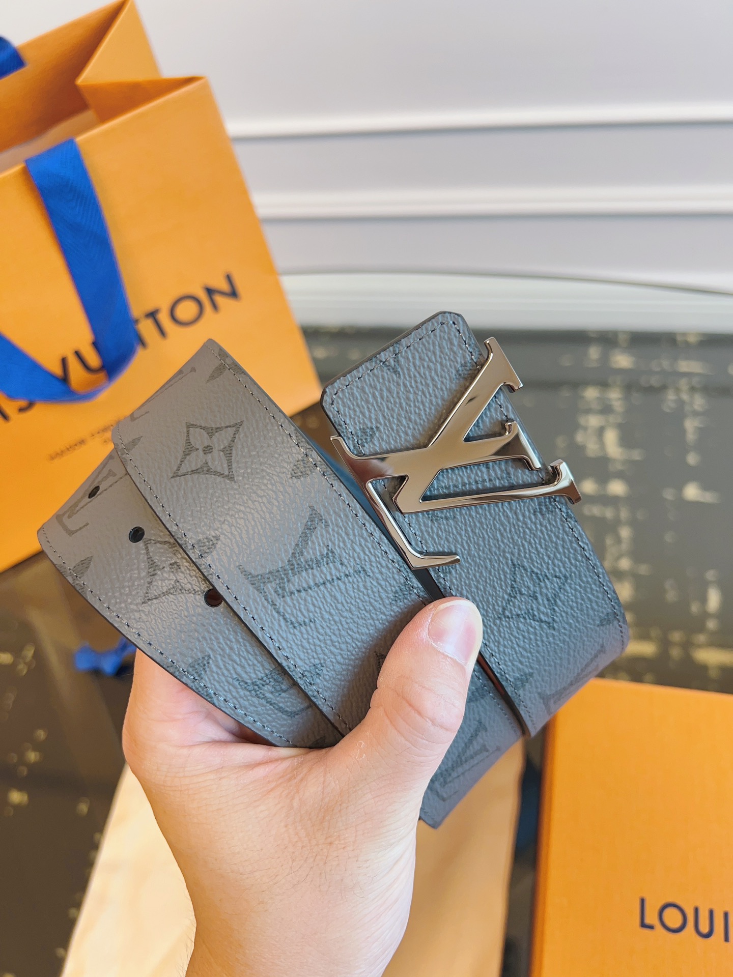   LOUlS Vuitton〖路易威登〗男士腰带 带身采用进口面料老花灰色 配进口牛皮底 搭配字母扣 