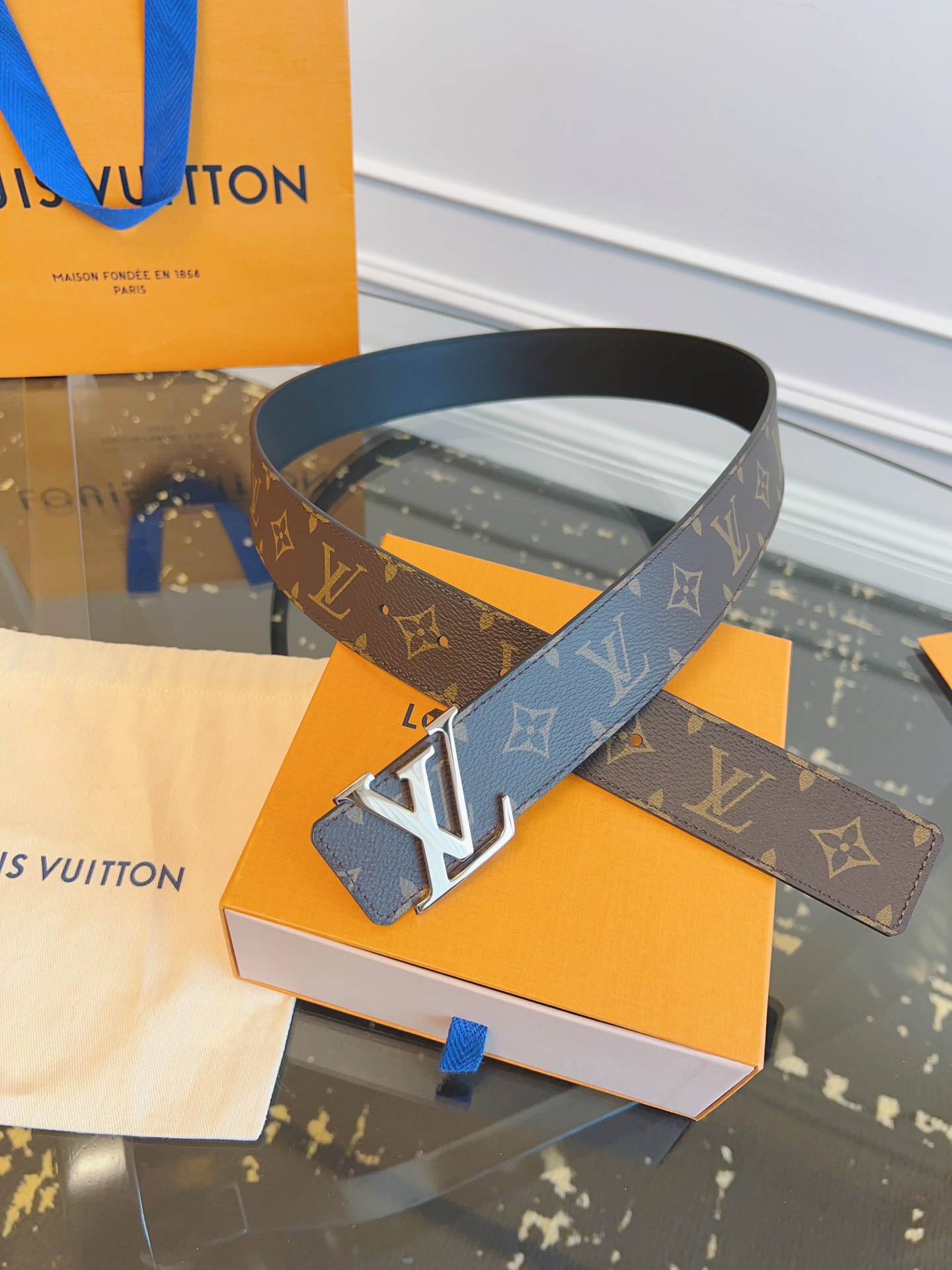   LOUlS Vuitton〖路易威登〗男士腰带 带身采用进口面料老花啡色 配进口牛皮底 搭配字母扣 