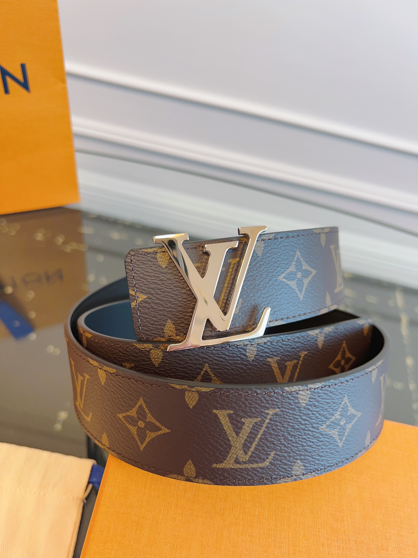   LOUlS Vuitton〖路易威登〗男士腰带 带身采用进口面料老花啡色 配进口牛皮底 搭配字母扣 