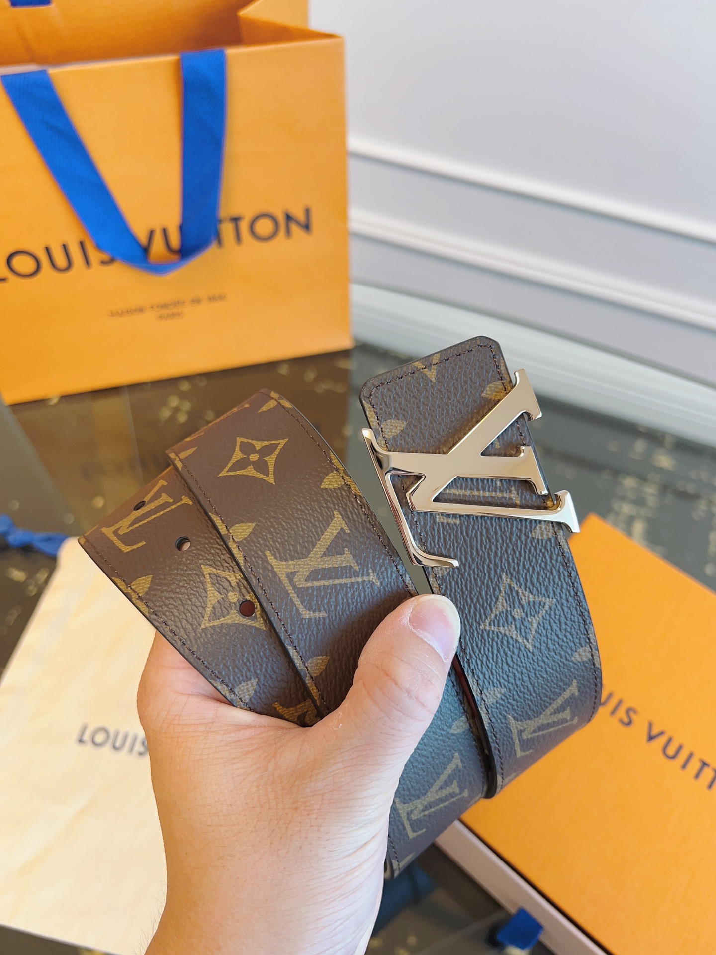  LOUlS Vuitton〖路易威登〗男士腰带 带身采用进口面料老花啡色 配进口牛皮底 搭配字母扣 