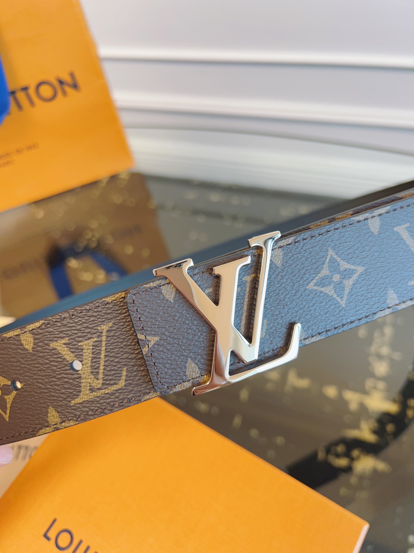   LOUlS Vuitton〖路易威登〗男士腰带 带身采用进口面料老花啡色 配进口牛皮底 搭配字母扣 