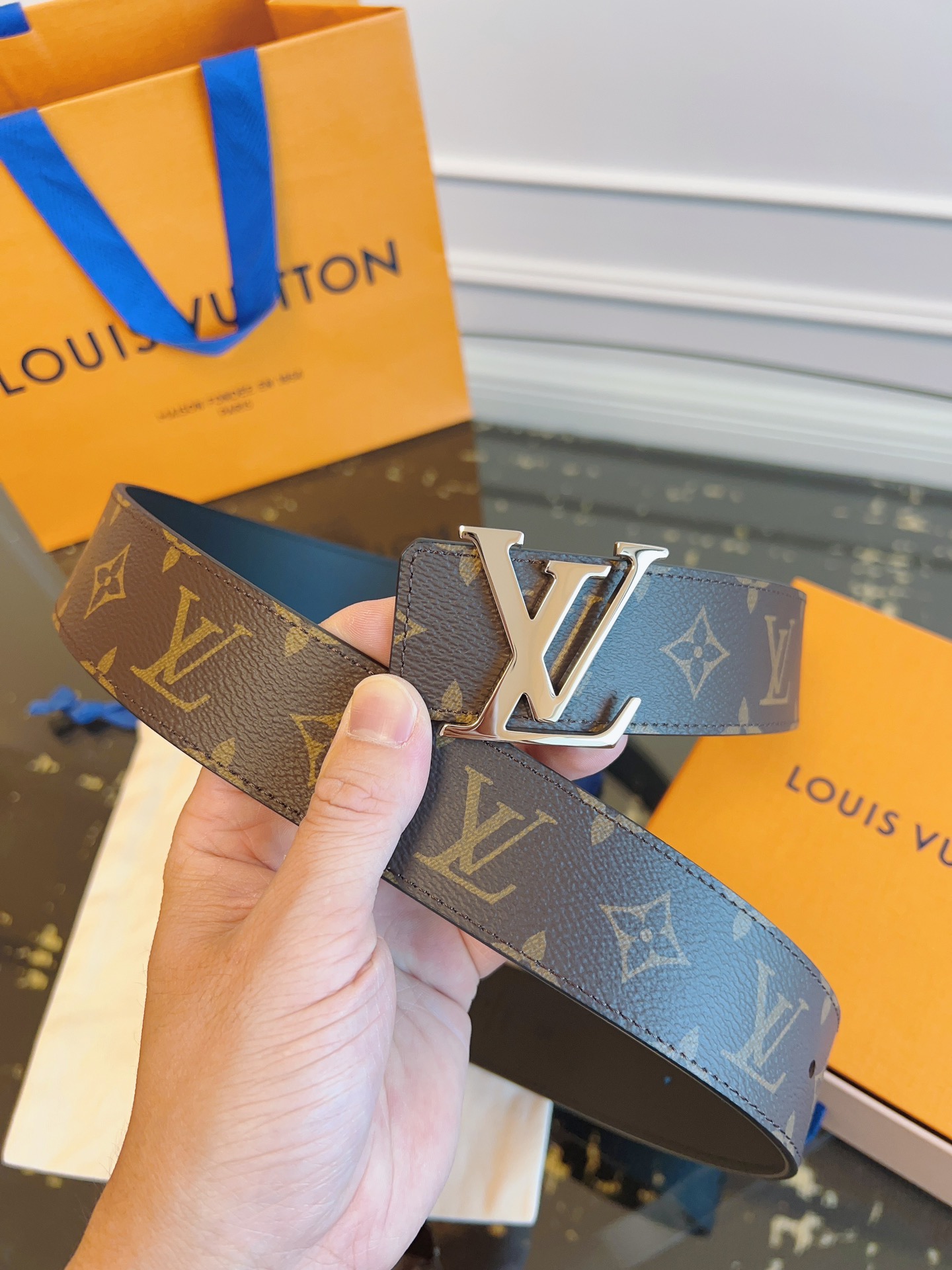   LOUlS Vuitton〖路易威登〗男士腰带 带身采用进口面料老花啡色 配进口牛皮底 搭配字母扣 