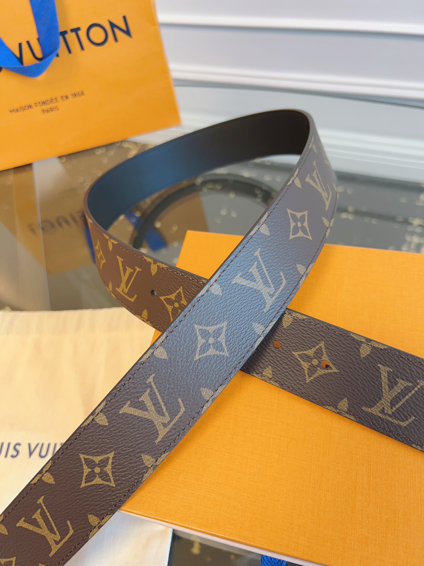   LOUlS Vuitton〖路易威登〗男士腰带 带身采用进口面料老花啡色 配进口牛皮底 搭配字母扣 