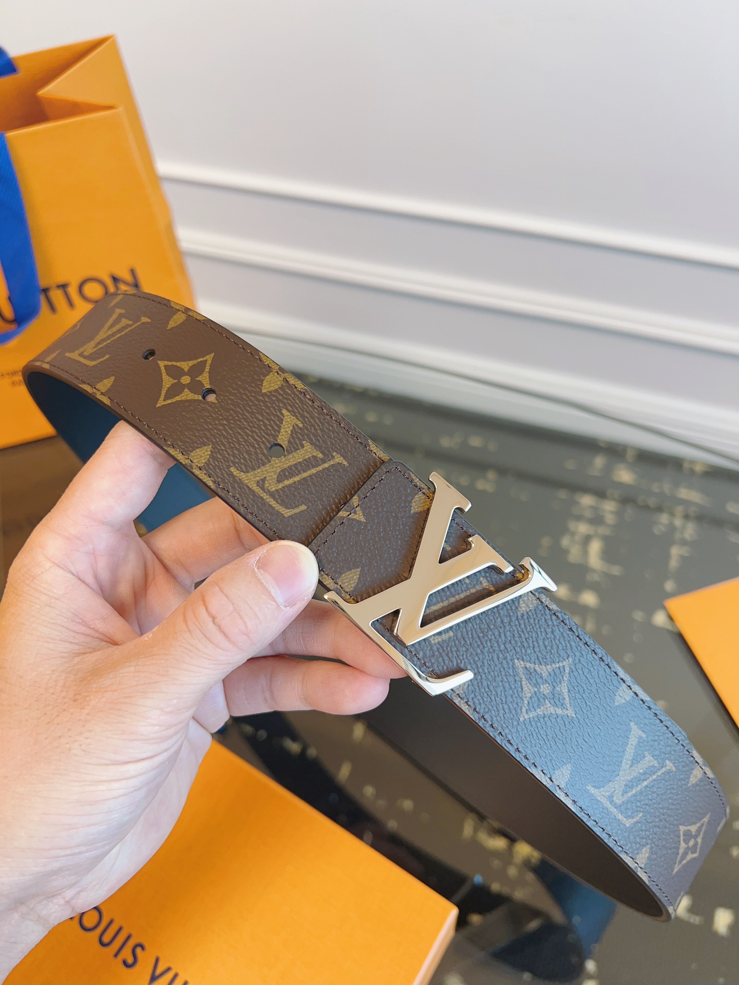   LOUlS Vuitton〖路易威登〗男士腰带 带身采用进口面料老花啡色 配进口牛皮底 搭配字母扣 