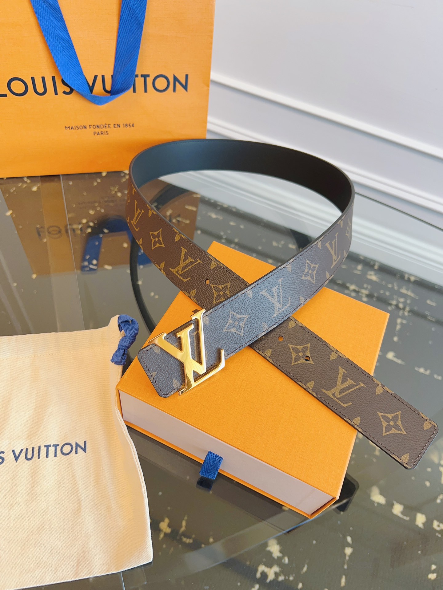   LOUlS Vuitton〖路易威登〗男士腰带 带身采用进口面料老花啡色 配进口牛皮底 搭配字母扣 