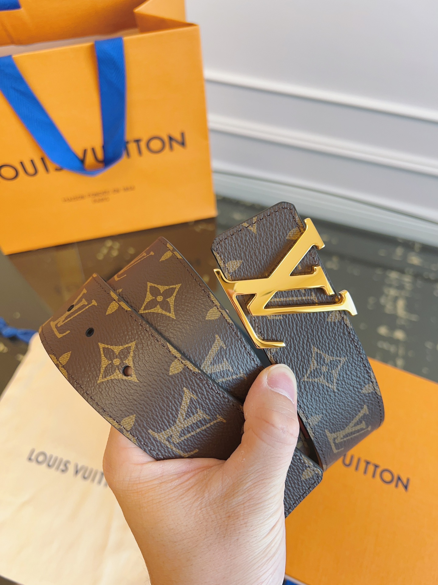   LOUlS Vuitton〖路易威登〗男士腰带 带身采用进口面料老花啡色 配进口牛皮底 搭配字母扣 