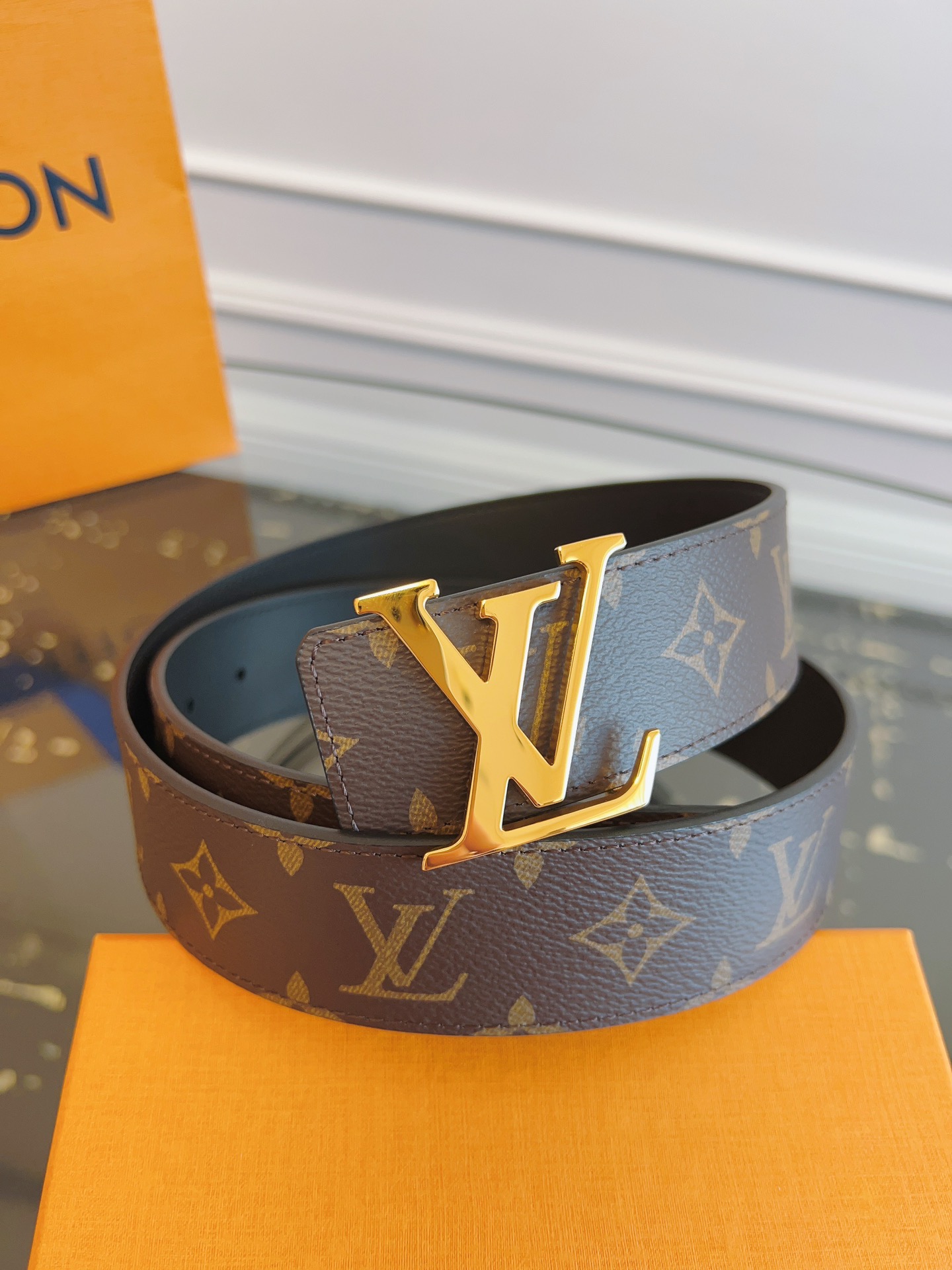   LOUlS Vuitton〖路易威登〗男士腰带 带身采用进口面料老花啡色 配进口牛皮底 搭配字母扣 