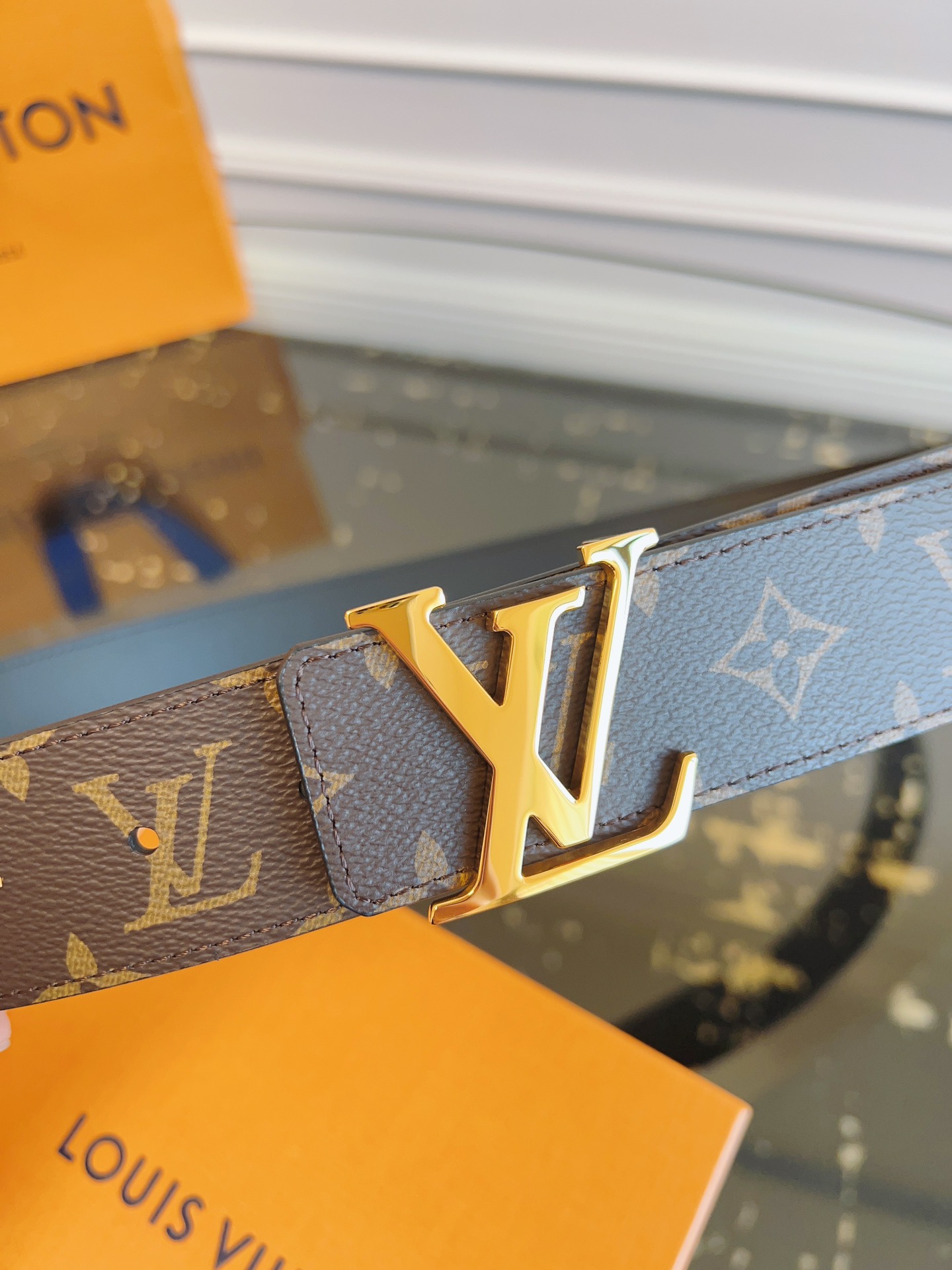   LOUlS Vuitton〖路易威登〗男士腰带 带身采用进口面料老花啡色 配进口牛皮底 搭配字母扣 