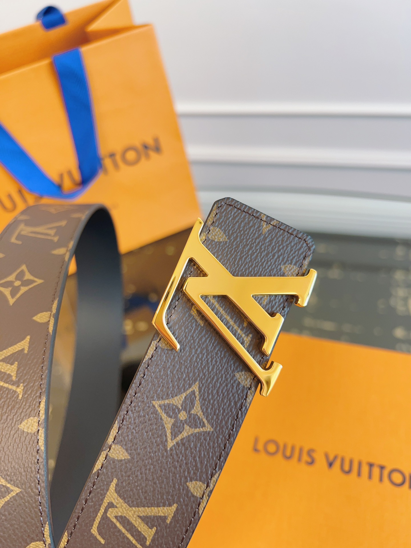   LOUlS Vuitton〖路易威登〗男士腰带 带身采用进口面料老花啡色 配进口牛皮底 搭配字母扣 