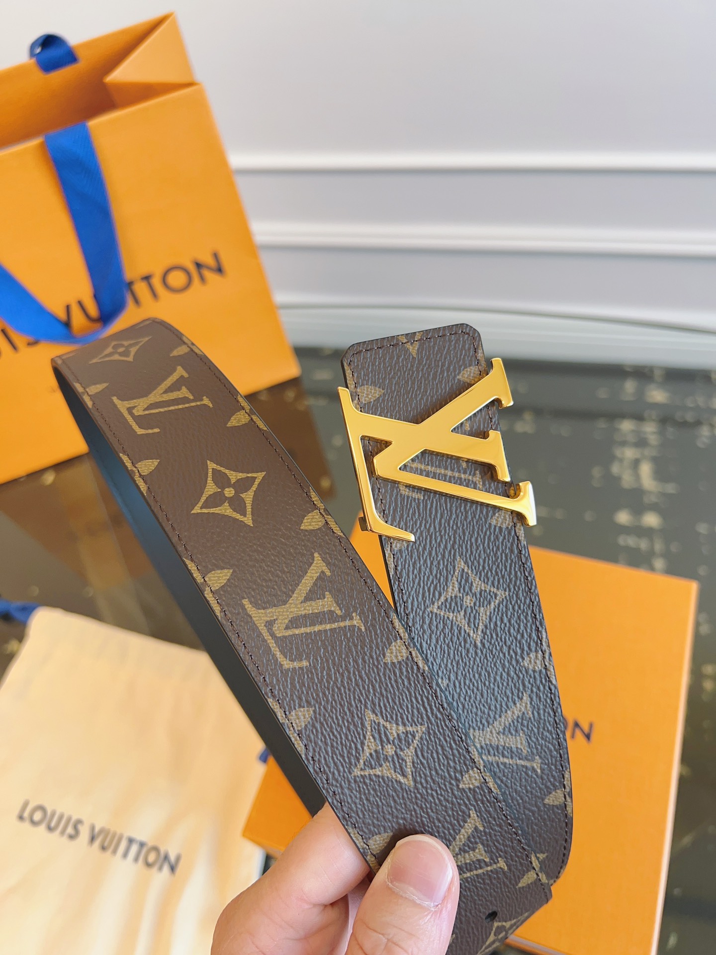   LOUlS Vuitton〖路易威登〗男士腰带 带身采用进口面料老花啡色 配进口牛皮底 搭配字母扣 