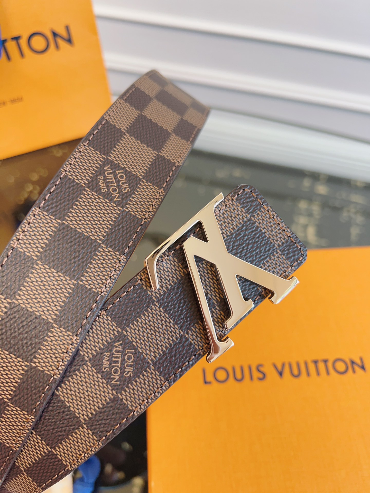  LOUlS Vuitton〖路易威登〗男士腰带 带身采用进口面料棋盘格啡色 配进口牛皮底 搭配字母扣 