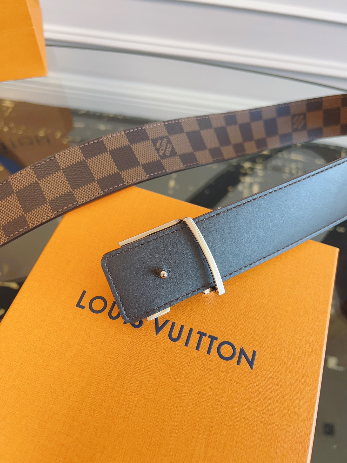  LOUlS Vuitton〖路易威登〗男士腰带 带身采用进口面料棋盘格啡色 配进口牛皮底 搭配字母扣 