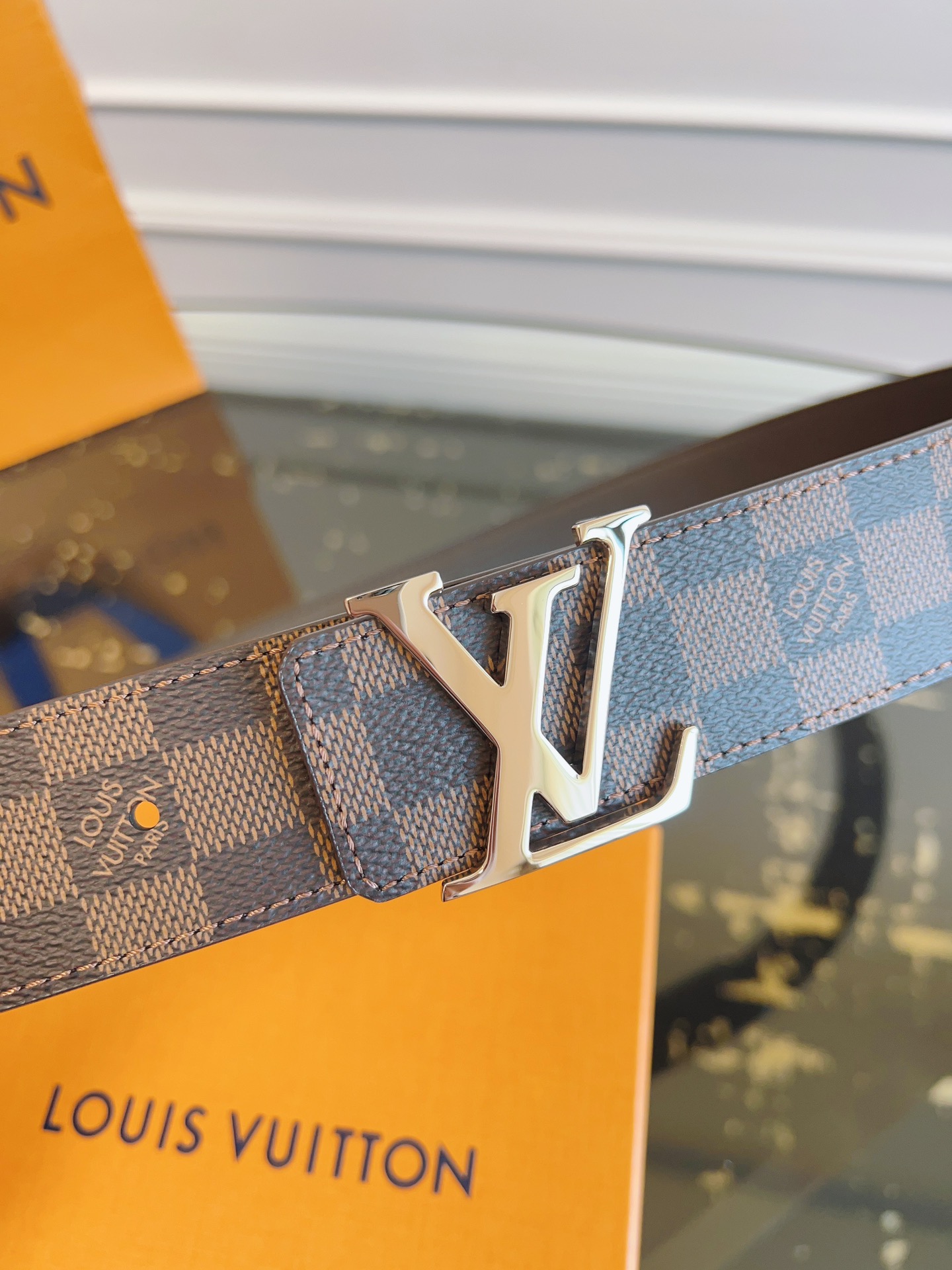 LOUlS Vuitton〖路易威登〗男士腰带 带身采用进口面料棋盘格啡色 配进口牛皮底 搭配字母扣 