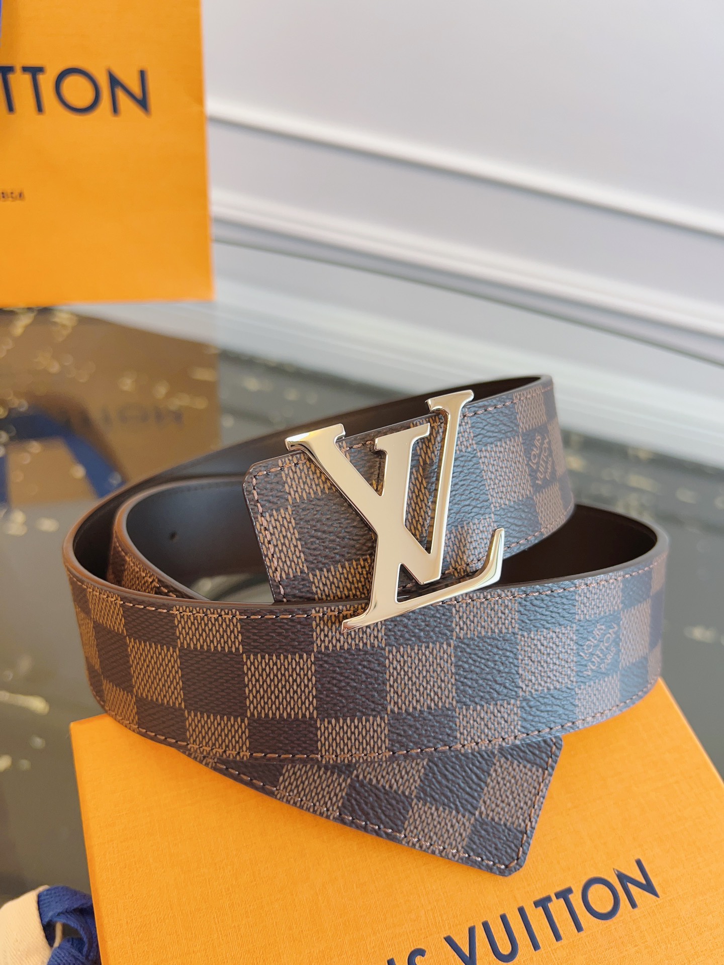  LOUlS Vuitton〖路易威登〗男士腰带 带身采用进口面料棋盘格啡色 配进口牛皮底 搭配字母扣 