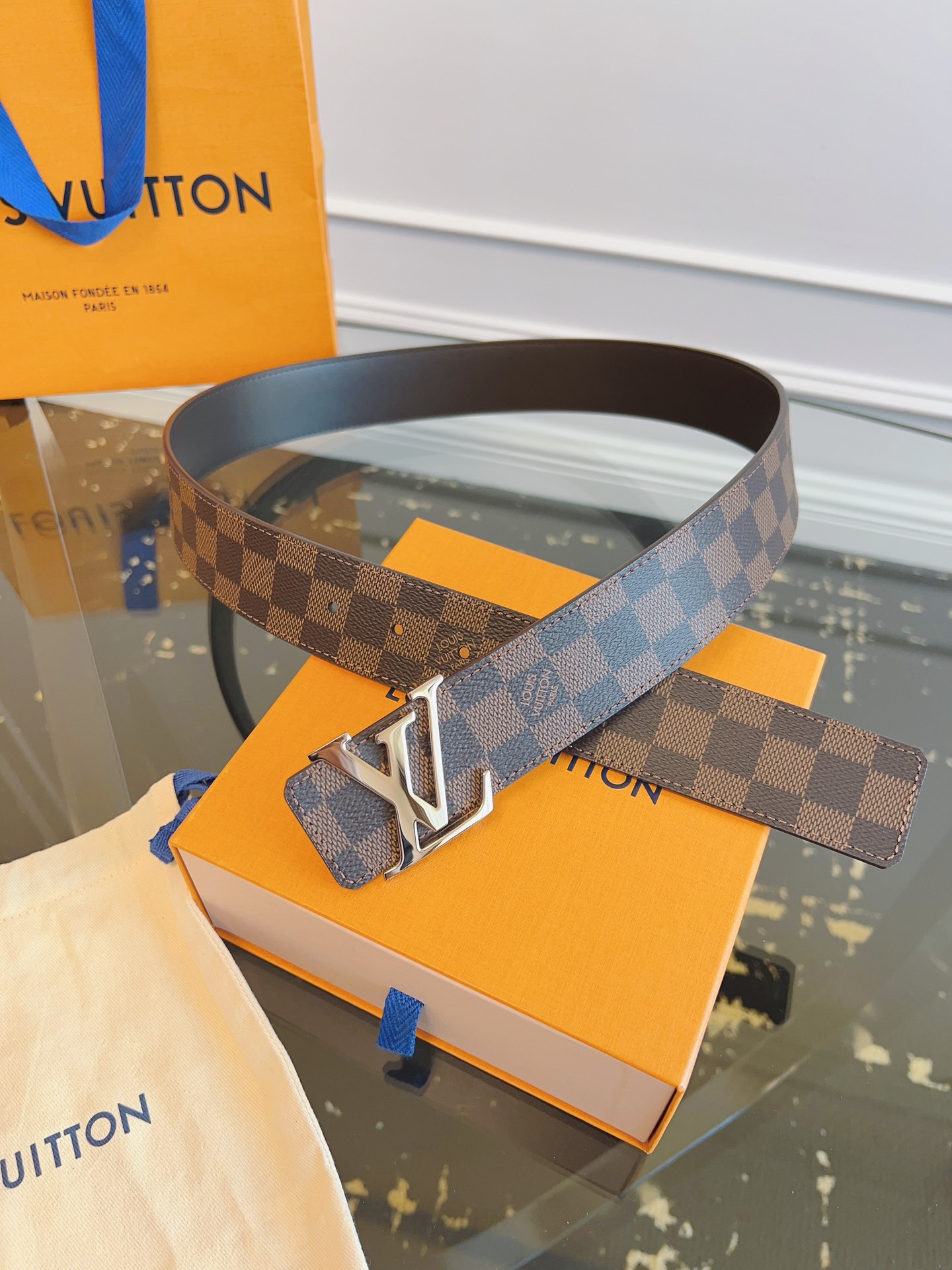 LOUlS Vuitton〖路易威登〗男士腰带 带身采用进口面料棋盘格啡色 配进口牛皮底 搭配字母扣 
