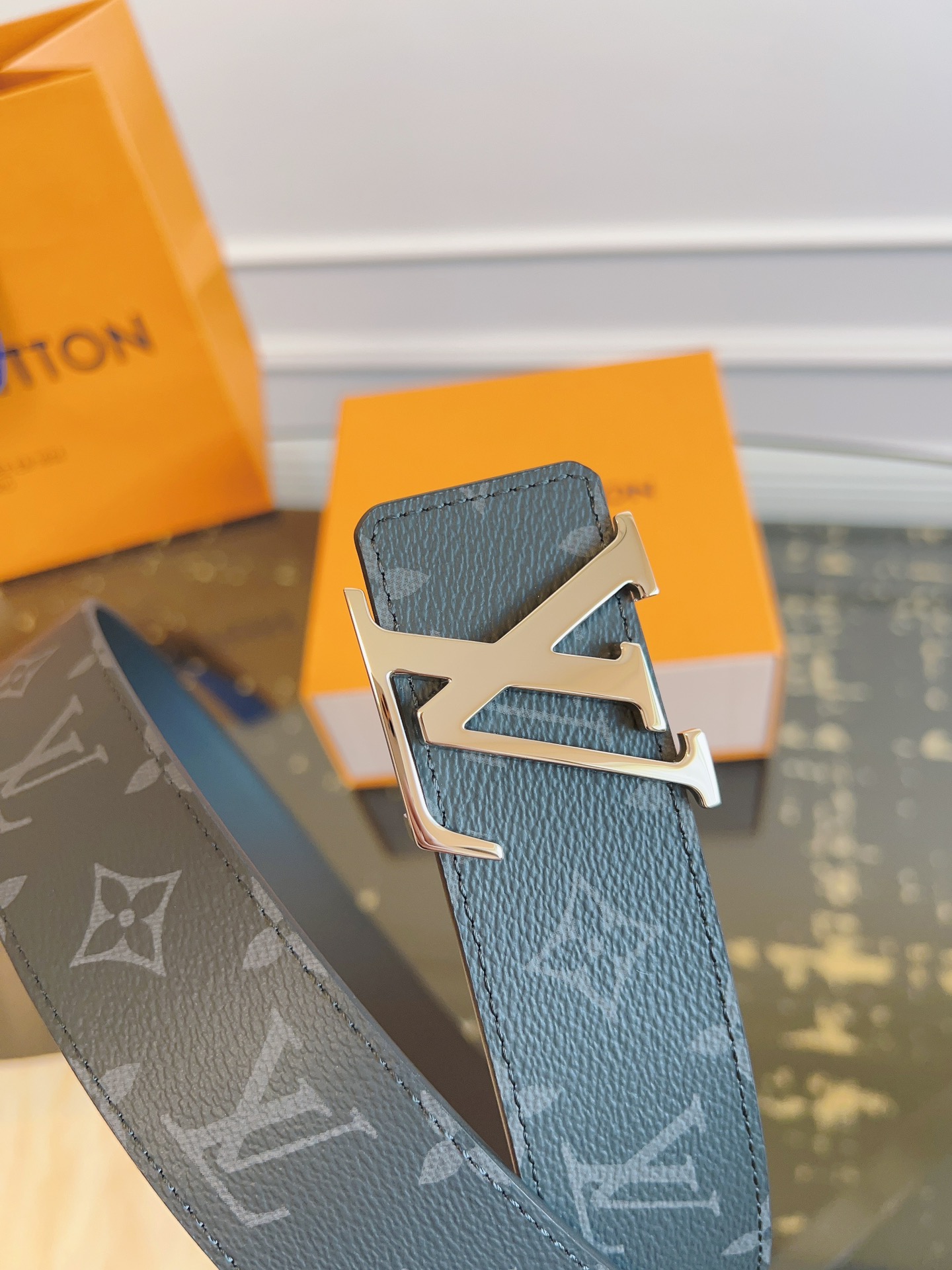   LOUlS Vuitton〖路易威登〗男士腰带 带身采用进口面料老花黑色 配进口牛皮底 搭配字母扣 