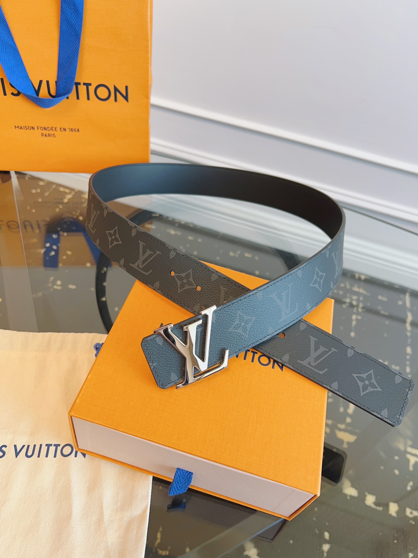   LOUlS Vuitton〖路易威登〗男士腰带 带身采用进口面料老花黑色 配进口牛皮底 搭配字母扣 