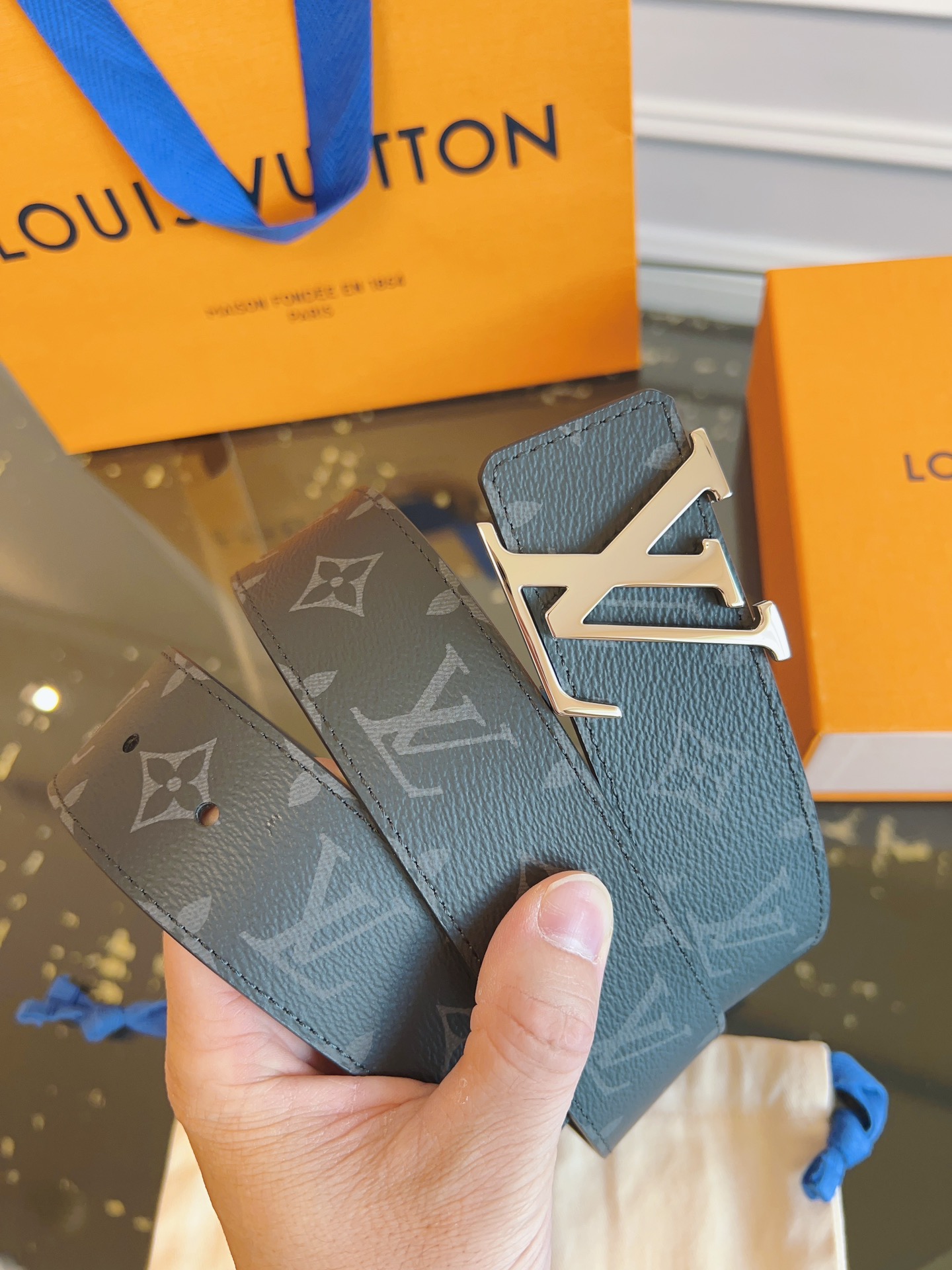   LOUlS Vuitton〖路易威登〗男士腰带 带身采用进口面料老花黑色 配进口牛皮底 搭配字母扣 