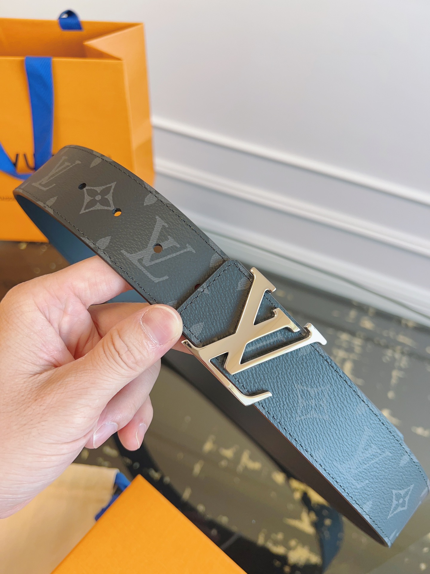   LOUlS Vuitton〖路易威登〗男士腰带 带身采用进口面料老花黑色 配进口牛皮底 搭配字母扣 
