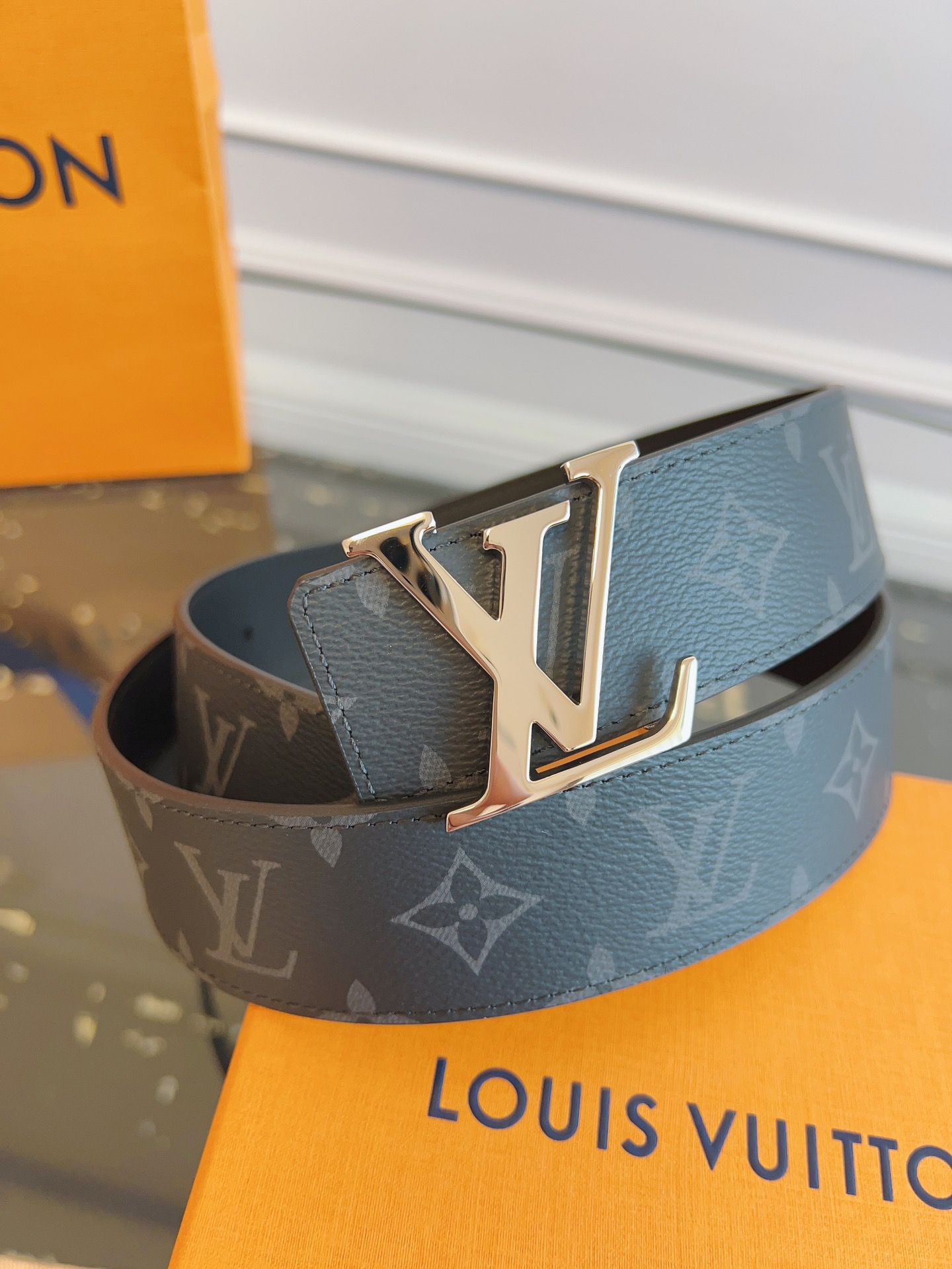   LOUlS Vuitton〖路易威登〗男士腰带 带身采用进口面料老花黑色 配进口牛皮底 搭配字母扣 