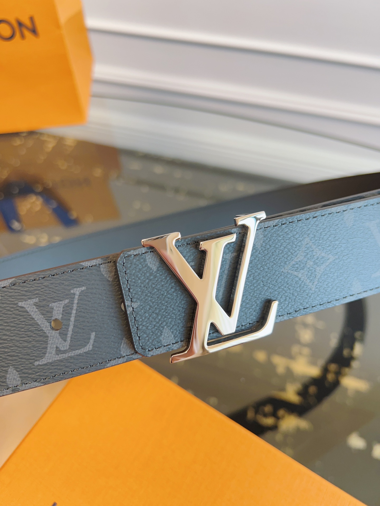   LOUlS Vuitton〖路易威登〗男士腰带 带身采用进口面料老花黑色 配进口牛皮底 搭配字母扣 
