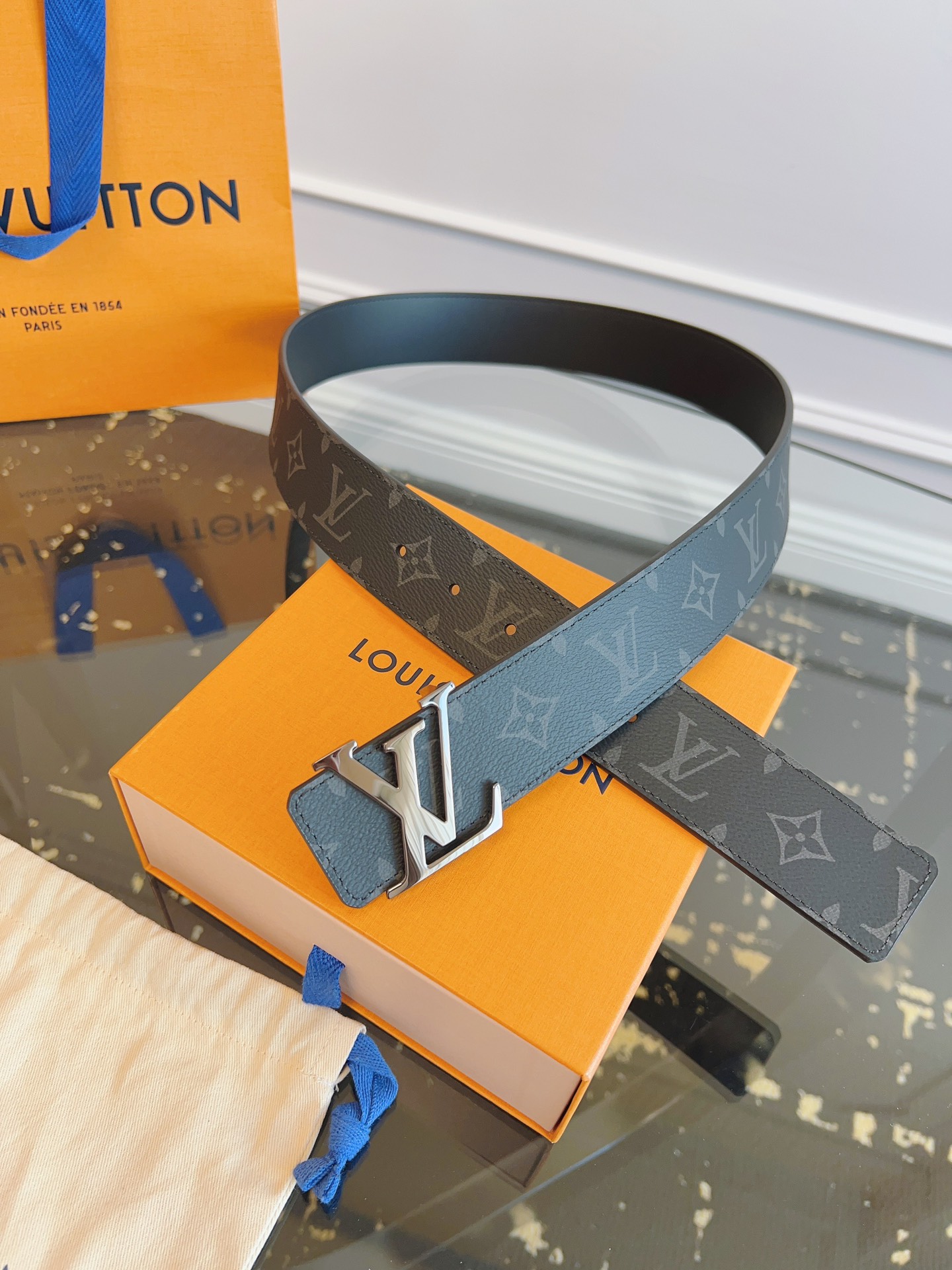   LOUlS Vuitton〖路易威登〗男士腰带 带身采用进口面料老花黑色 配进口牛皮底 搭配字母扣 