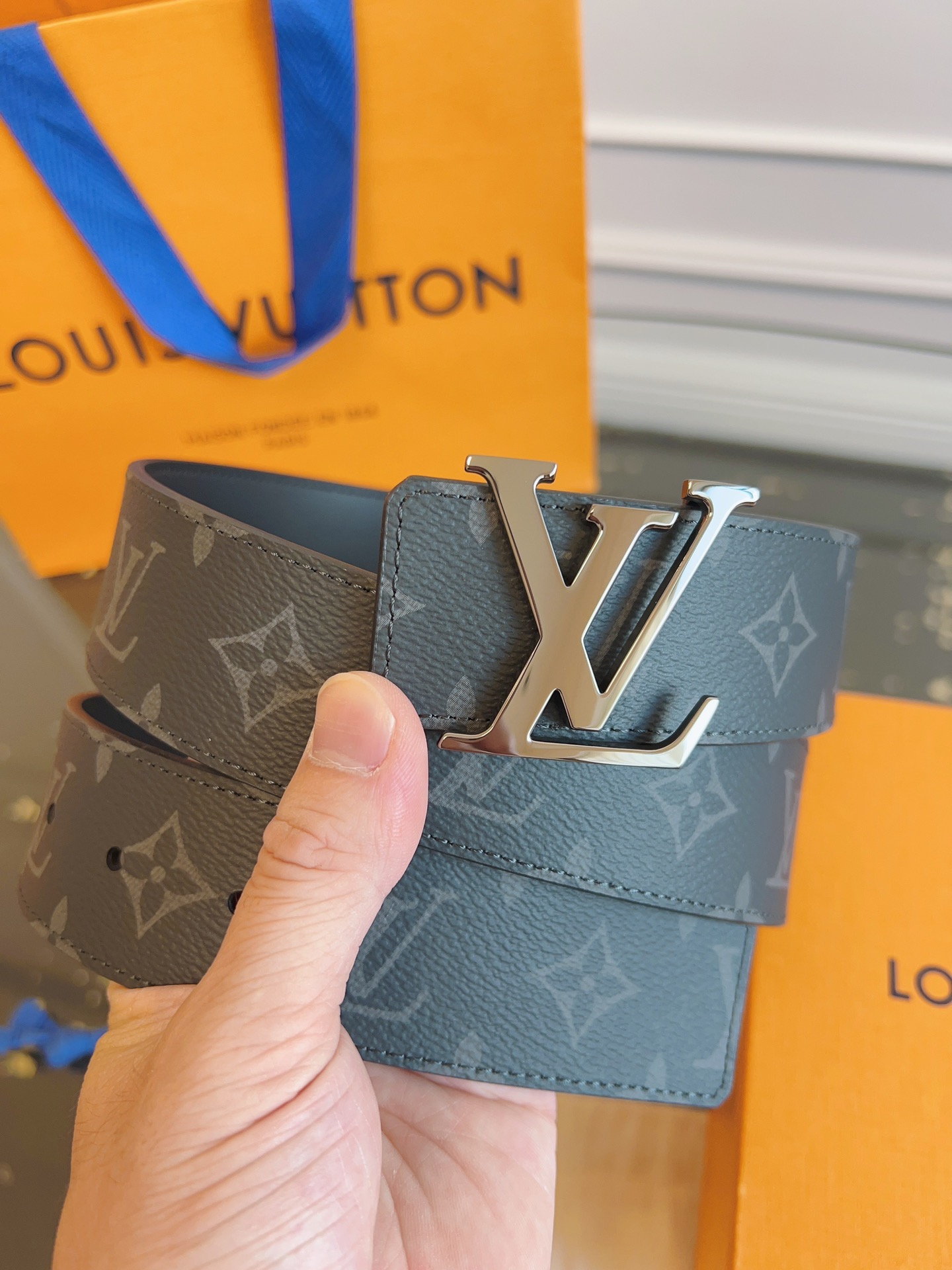   LOUlS Vuitton〖路易威登〗男士腰带 带身采用进口面料老花黑色 配进口牛皮底 搭配字母扣 