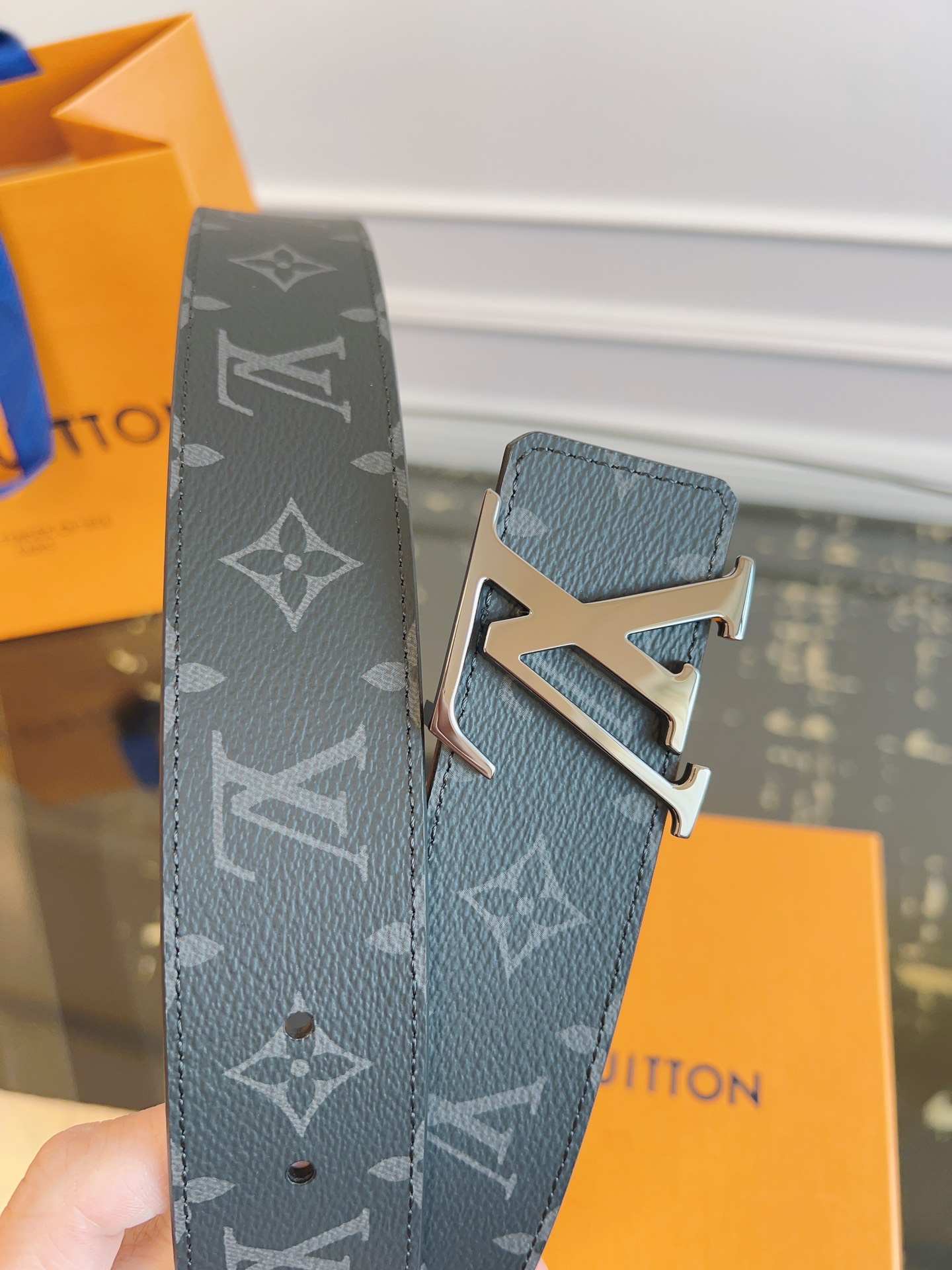   LOUlS Vuitton〖路易威登〗男士腰带 带身采用进口面料老花黑色 配进口牛皮底 搭配字母扣 